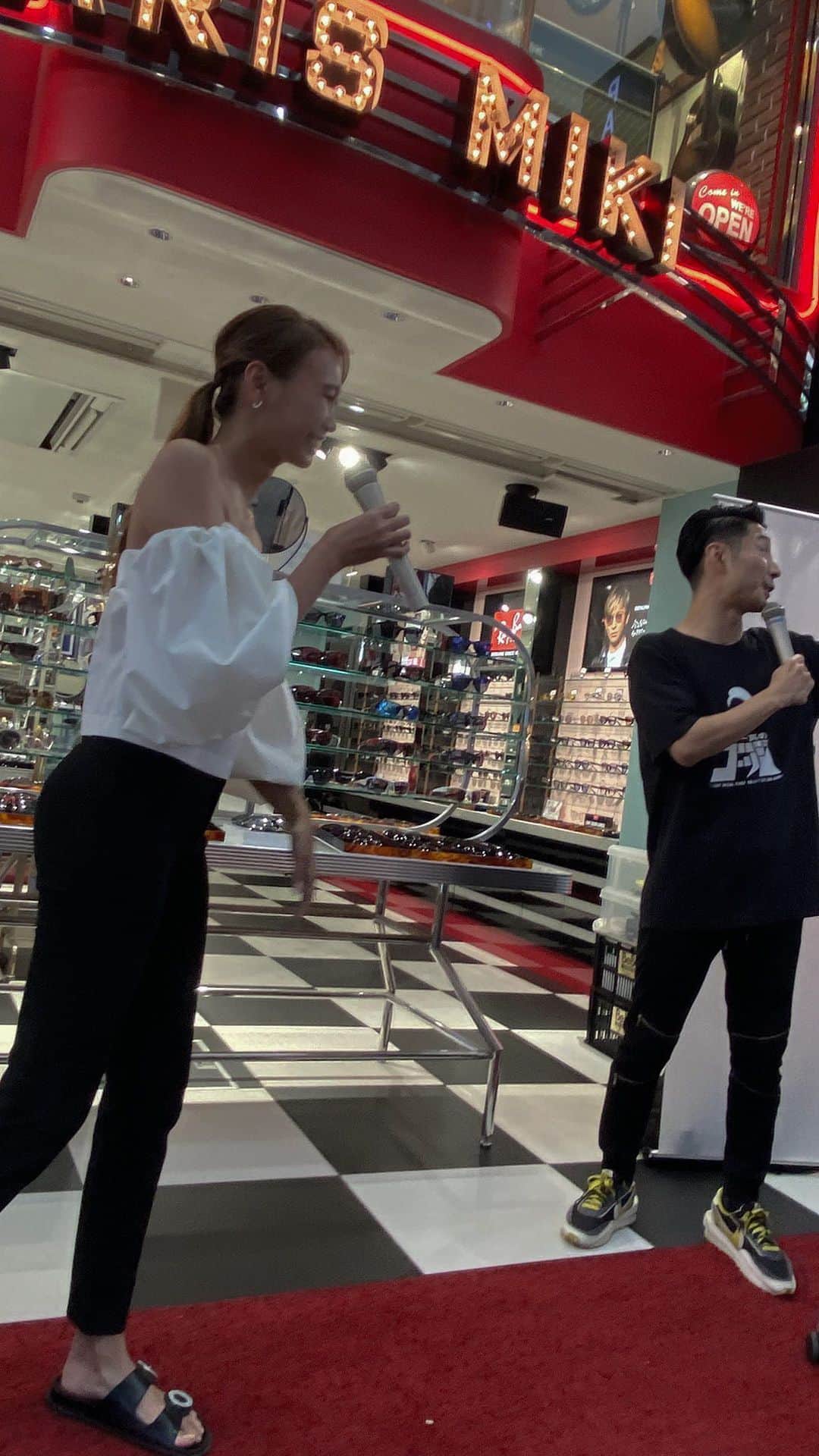 真部理子のインスタグラム：「ラジオに即興ウォーキングで登場する女。 それも本通りで、、、 (次回はヒールだな！笑) ⁡ 自由すぎるし、頭の回転早すぎる @kazuma_emoto 氏が段取りしてくれまして🤣👍🏽 《この方がいい！》となんでも 盛り上げに変えしまう男です。 ⁡ ⁡ 集まってくださっていたリスナーの皆さんも 盛り上げてくださりありがとうございます🥹💗 この動画は出番終わりに、 三段オチのミホさんから頂きました🎥 ありがとうございます✨ ⁡ 私より姪っ子の必死の応援が可愛すぎて 撮ってくれたは嬉しすぎます！！ ⁡ ⁡ ⁡ #江本一真のゴッジ  本通りでこうやって公開生が出来ちゃう 皆んなをポジティブにしちゃう凄いラジオです。 ⁡ ⁡ #リコトレ #ゴッジ #広島fm #広島 #広島本通り #ウォーキング動画」