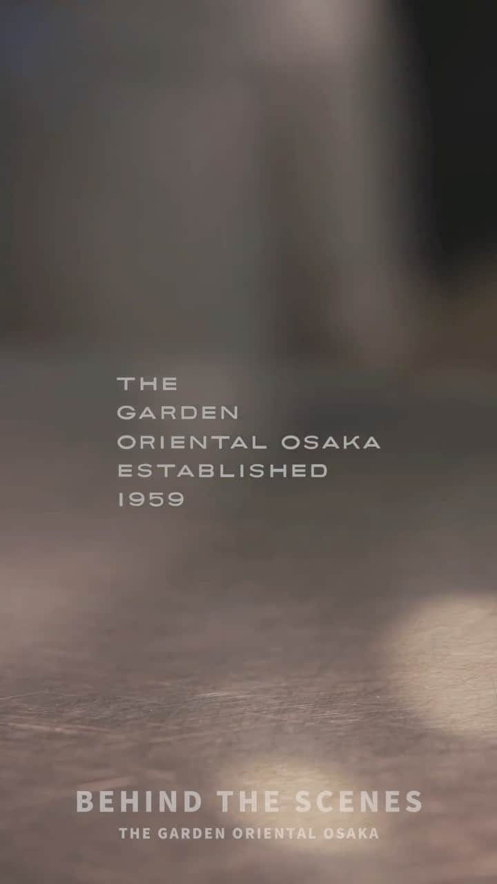 TGOO Officialのインスタグラム：「【Behind the Scenes】 ⁡ 本日はレストランの裏側の日常をお届けいたします オープンキッチンではない当レストランですが レストランの裏側では 毎日シェフたちが お客様の喜んでいただける顔を思い浮かべながら 愛情とおもてなしの心を込めた 一皿を仕上げております ⁡ その一皿をあなたのもとへ お届けできる日を 心よりお待ちしております ⁡ ⁡ @thegardenorientalosaka #TGOO #thegardenorientalosaka #ザガーデンオリエンタル大阪 #おもてなしが好きだから #pdsのある人生」