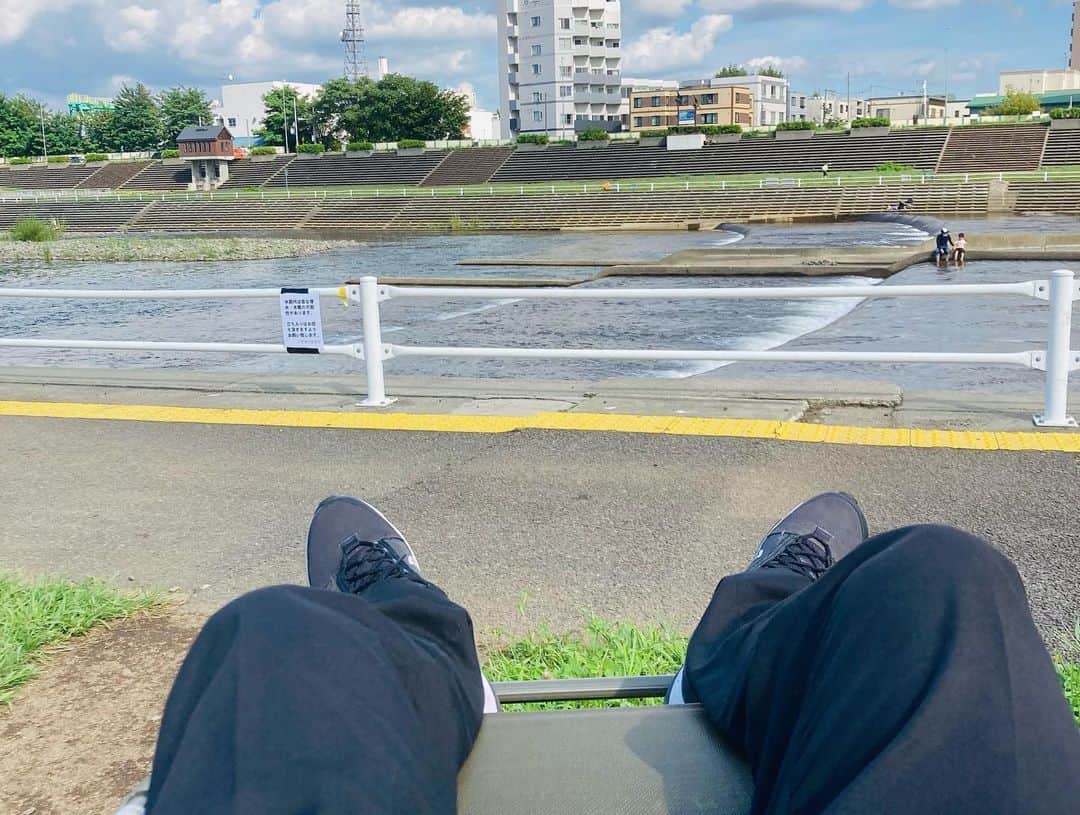 HBC北海道放送アナウンス部さんのインスタグラム写真 - (HBC北海道放送アナウンス部Instagram)「近藤肇です。  豊平川の河川敷に川見に行ってきましたよ。いつもはマイチェア持参なんですがここにはたくさんイスが置いてあって座り放題。  ３時間くらいのんびりしてきましたよ^_^  #川見 #幌平橋」8月25日 19時03分 - hbc_announcer