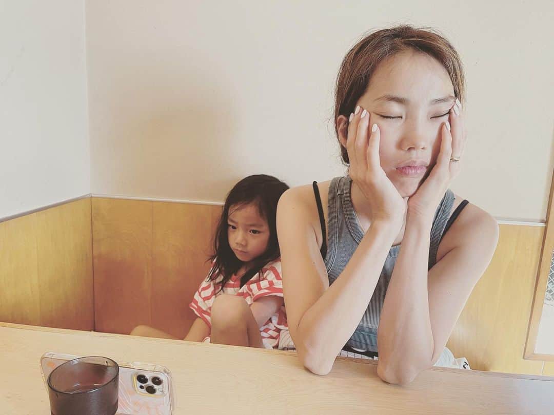 菅井悦子さんのインスタグラム写真 - (菅井悦子Instagram)「ご、ごめん、眠すぎる…… 眠気に襲わてしまうこともある。  すまん、ちょっと目を閉じさせて…… って時あるよね？😅  1分だけでも休むと違うんだよなぁ。  皆さん、毎日お疲れ様です、 もう少しで秋……この暑い夏ももう少しで終わる(はず。。)  [今の季節にいいもの]を食べながら乗り越えましょ！  季節の養生法、 オンラインサロンでもお伝えしてます！ @reijosociety」8月25日 18時59分 - etsuko313