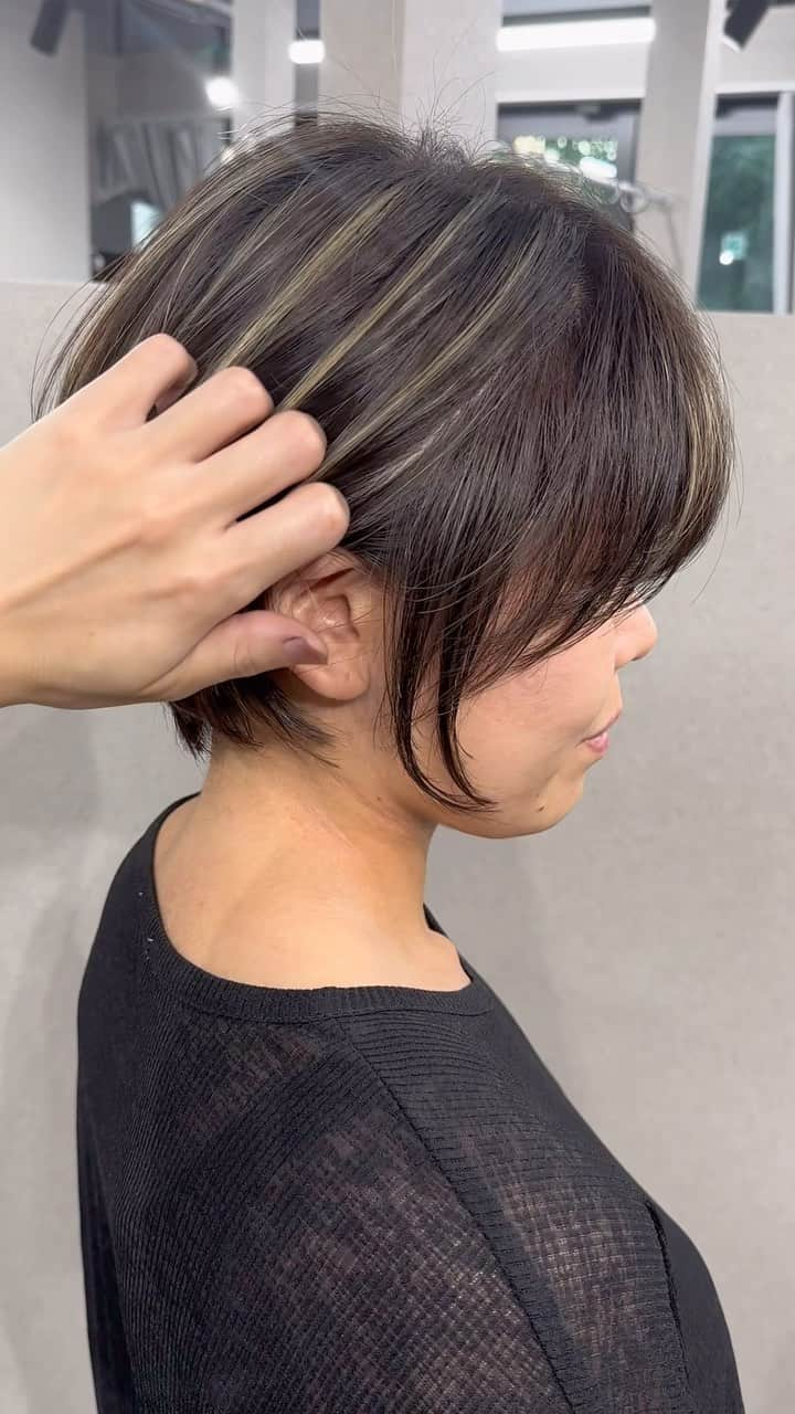 【高砂・美容師】平岡歩 ヘアアレンジ hairarrangeのインスタグラム：「姫路のハイライトカラー迷子を救う人🥇 平岡あゆみと申します🙇‍♂️ ハイライトカラーと白髪ぼかしハイライトを 専門的に行っております✨  ハイライトカラーや白髪にお悩みの方は是非 他の投稿もご覧下さい😊 他の投稿はこちら💁‍♀️【@ayumi_hiraoka 】  ご予約はLINE又はDMから承っております LINEはこちらのID検索お願い致します💁‍♀️【@183ihoos】  ⚠️ハイライトでこんな悩み、経験はございませんか？ ⁡ 😞ハイライトしたけどよくわからない 😞ハイライトが太すぎて虎柄みたいになった 😞ハイライトが白髪みたいになった 😞ハイライトが何故か思い通りになった事がない ⁡ これらのお悩みや失敗には全て理由があって、例えばよくわからないハイライトは、カラーを塗る際の塗り分けの仕方が間違っていたり、ハイライトが太いのはハイライトの入れ方に工夫がなかったり、僕自身もまだ経験が浅い頃全てを経験した事がありました（その頃お越し頂いてたお客様すみません🙏）ですが失敗を糧にお客様に必ず喜んで貰える様になりたいと、10年以上の美容師人生をかけ、その術を学び、考え、習得して参りました✨ ⁡ 他のハイライトカラーも是非ご覧下さい👇 @ayumi_hiraoka ⁡ ハイライトに挑戦したいけど綺麗になるのか不安と言う方、その不安は僕の前では絶対に安心に変わるので、お悩みの方は是非ご相談ください☺️ ⁡ ハイライトは特殊な技術故に誰でも出来る技術ではございません🙅‍♂️難しい技術で、お客様の現在の髪状態や施術履歴にも非常に影響されるので、先ずは一度予約ご相談用 LINEからご相談ください🙏 難しい技術の為、1度のご来店では出来ない場合もあります、その際はどうすれば出来る様になるのか計算してプランをお伝え致しますのでご安心ください🙇‍♂️ ⁡ が【ハイライトをお考えの方へ💇‍♀️✨】 ハイライトをする時は… ▶︎色味 グレーorグレージュorブラウンorベージュor暖色 ▶︎明るさはどのくらい 暗めor明るめor明るすぎず暗すぎず？ ▶︎ハイライトの太さのイメージ 太めor細め？ ▶︎どういうイメージにみられたい？ カジュアル系orギャル系？ この4つを元に選ぶと美容師さんにも伝わりやすので是非ご参考下さい💁‍♀️ 僕が担当させていただく場合はこの項目を元にしっかり安心できるカウンセリングをさせて頂いてから、施術に入るので初めての方も是非ご相談ください😊  詳しくはプロフィールURLの料金表ご覧下さい🙏 【兵庫県姫路市】 ▶︎平岡歩 @ayumi_hiraoka ＿＿＿＿＿＿＿＿＿＿＿＿＿＿＿＿＿＿＿＿＿＿＿ 今まで幸せにさせて頂いた方々の髪はこちら💁‍♀️ ⬇︎⬇︎⬇︎⬇︎⬇︎⬇︎⬇︎⬇︎⬇︎⬇︎⬇︎⬇︎⬇︎⬇︎⬇︎⬇︎⬇︎⬇︎ 《@ayumi_hiraoka》 ＿＿＿＿＿＿＿＿＿＿＿＿＿＿＿＿＿＿＿＿＿＿＿  @slash_lifedesignsalon  株式会社s.l.d  代表平岡歩  SLASHは今年3月に姫路大手前通りに出来た 新しいサロンです✨ ・半個室空間での完全マンツーマン施術 ・豊富なドリンクサービス ・姫路の人気店コラボの日替わり本格スイーツが楽しめる ・無料WiFiがある、充電できる ・待ち時間にサブスクが楽しめる ・思い出に残したくなるような店内 ・リラックスできる半個室のシャンプーブース ・本格的な撮影ブース完備 ・さまざまな最新、話題の美容商材を取り扱っているサロン ・トレンドのデザインを提供しているサロン  髪だけでなくサロンにいる間も楽しめる仕掛けを沢山ご用意しております✨是非旅行気分でお越しください✈️  ⁡ 【お店情報】 営業時間　10時〜20時ぐらい 住所　兵庫県姫路市西二階町121番地2階  【メニュー料金】 カット＋ハイライトカラー＋髪質改善トリートメント 26000〜 カット＋シングルカラー＋髪質改善トリートメント 18500〜 その他メニューはプロフィールのURLからご覧ください😊  【ご予約方法】 LINE 又はDMにて承っております✨ ・料金の事前提示 ・所要時間の事前提示 ・このカラーはどのメニュー選べばいい？ などお気軽にご相談下さい🙇‍♂️  ご予約はこちらのLINEからお願いします♪ LINE ID 【@183ihoos】 LINEのID検索より検索してください 最初の＠マークを忘れずに入れて下さい。 ご質問などはコメントでも可能です🙆‍♀️  #ハイライトカラー #白髪ぼかしカラー  #白髪ぼかしハイライト  #姫路美容室　#姫路美容院　#姫路ハイライトカラー #姫路ハイライト#ハイライトカラー姫路　#白髪活かしハイライト #コントラストハイライト　#シークレットハイライト」