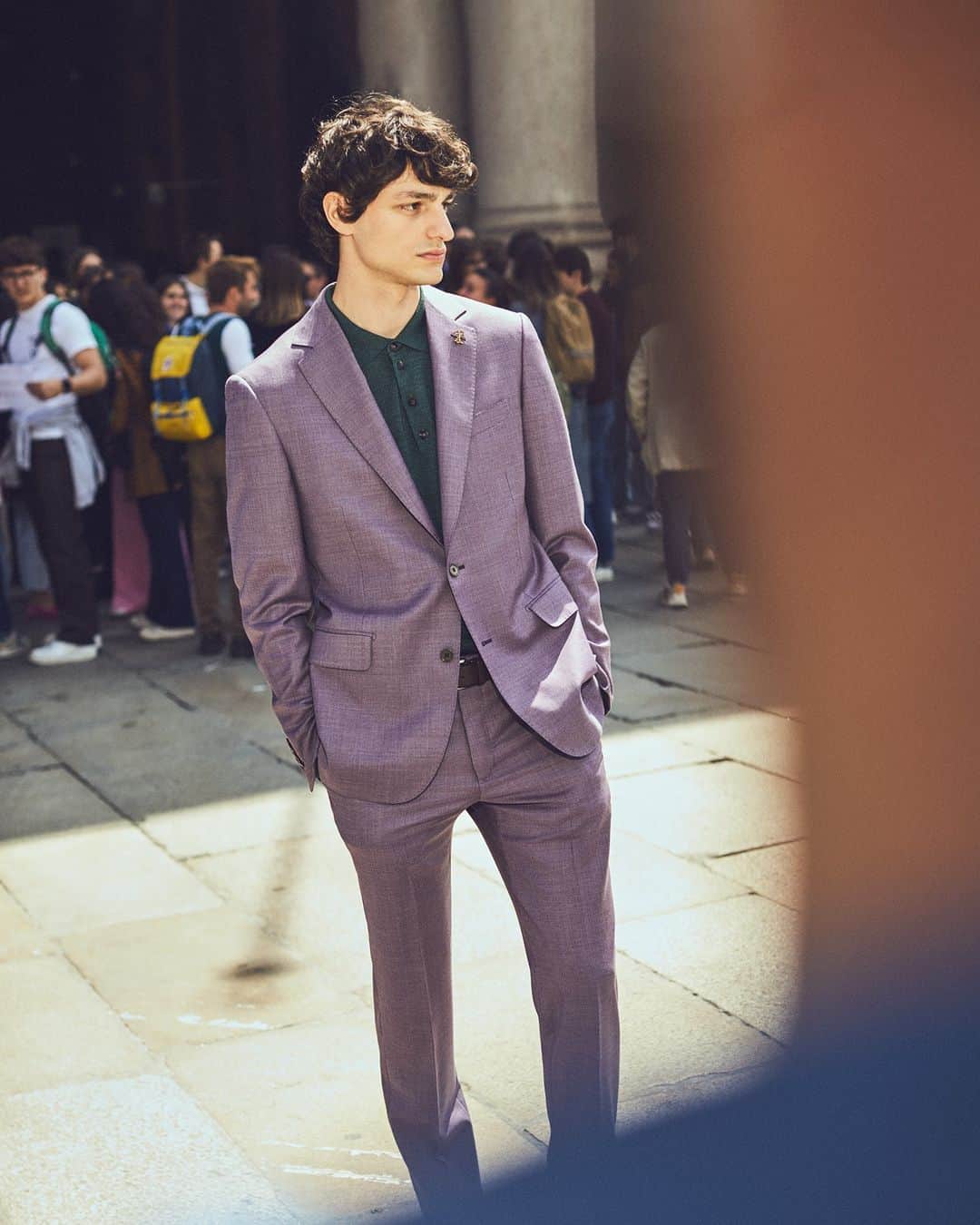 パルジレリのインスタグラム：「Pal Zileri’s Fall/Winter 2023 campaign “The Effortless Man” features narratives of self-expression, where personal interpretations of Pal Zileri’s wardrobe meet different ages, lifestyles, jobs and daily lives.   The Italian student @tommaso_vignati wanted to try some of the collection’s more formal proposals, here in a lavender two-piece suit paired with the green knit polo. Interpreting the concept of contemporary for him means, by his words and gaze, “something very current, but also that is yet to happen”.   Discover the FW23 Collection on palzileri.com   #PalZileri #PalZileriFW23 #TheEffortlessMan #EffortlessAttitude」