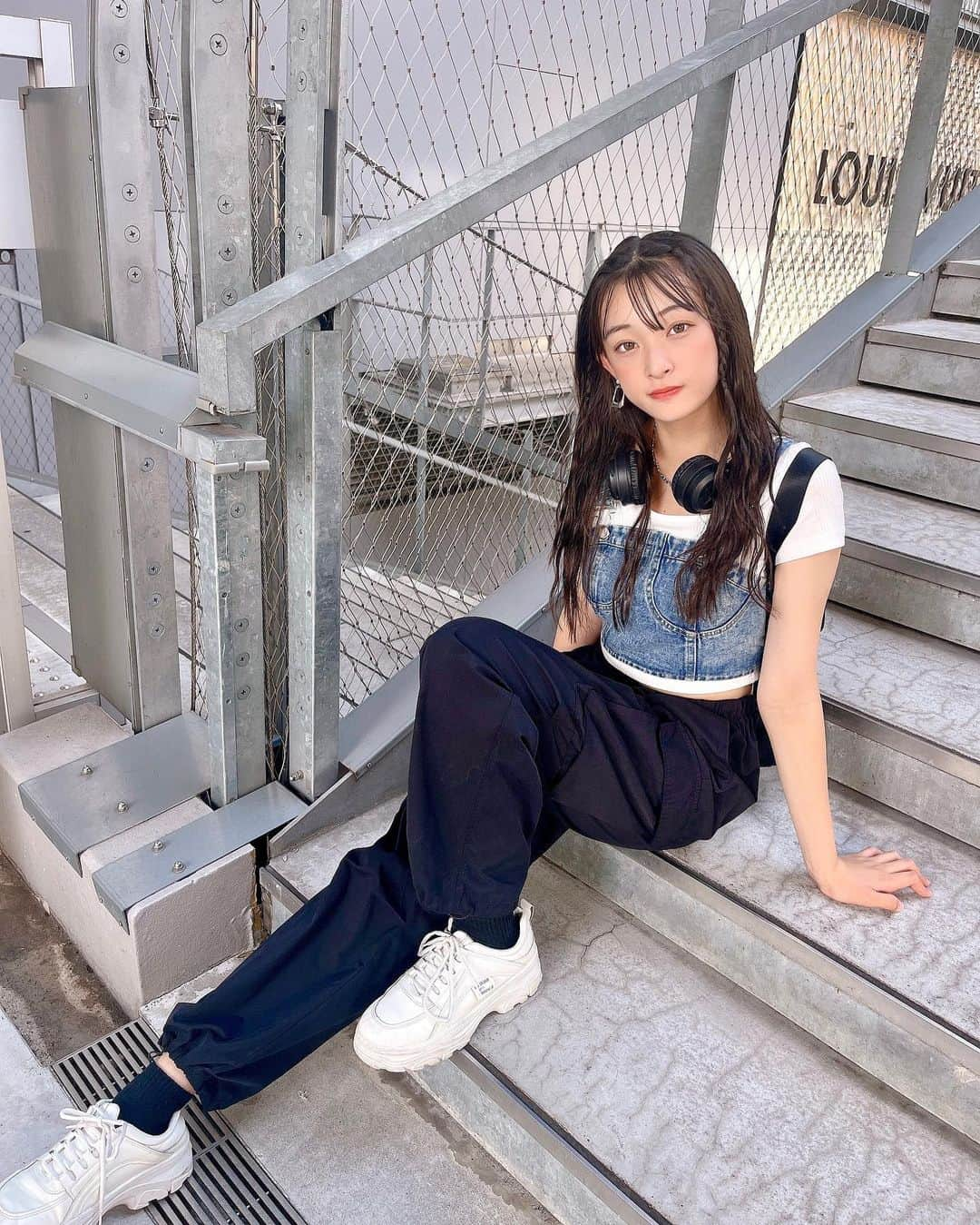 乃江咲綾のインスタグラム：「今日から学校始まった！！ 月曜日は課題テスト😢 全く勉強してへんからヤバい💦  コーデ♡︎ʾʾ ビスチェ　@shein_japan  パンツ  @gu_for_all_   #jc#jc2#09#gu#shein#コーデ」