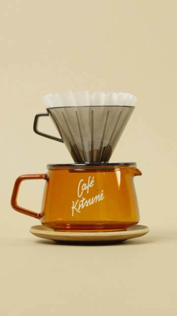 Café Kitsuné Parisのインスタグラム：「When magic fills the jug, every sip becomes a mesmerizing moment! ☕✨ #CafeKitsunexKINTO  Video by @guillaume_giffard」