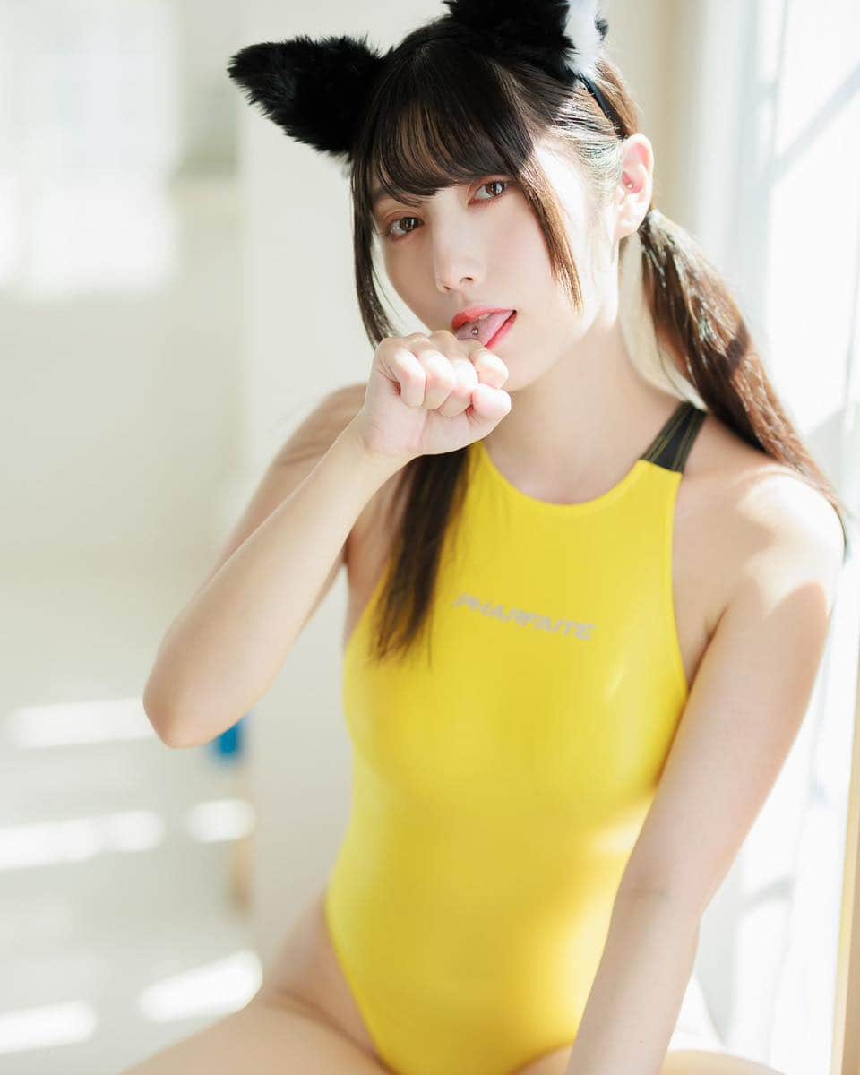 やのかえでのインスタグラム：「ねこちゃん、飼って？  、 、 、 #撮影会 #水着 #水着姿 #水着女子 #follow #followme #グラビア #アイドル #japanesegirl #happy #girl #cute #swimsuit #swimwear #gravure #gravureidol #gravuremodel #セクシー #sexy #撮影 #自撮り #自撮り女子 #自撮り女子部 #グラドル #粉我 #色白 #むちむち #pharfaite #競泳水着 #競泳水着女子」