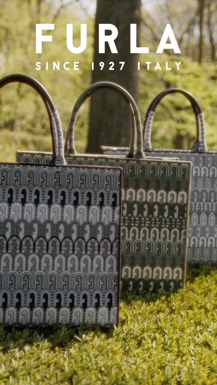 フルラのインスタグラム：「A new Furla Opportunity is blooming this season. A true wardrobe keeper to collect.  #ItalybyFurla #FurlaFW23  Photographer & Film Director: Paolo Zambaldi (@paolozambaldi) Art Direction and graphic design by Roberto Da Pozzo (@roberto_da_pozzo) Styling by: Carola Bianchi (@carolabianchi1) Glam by:  Make up Artist: Seiko Nishigori (seikonishigori) Hair Stylist: Pierpaolo Lai (@pierpaololaihair)」