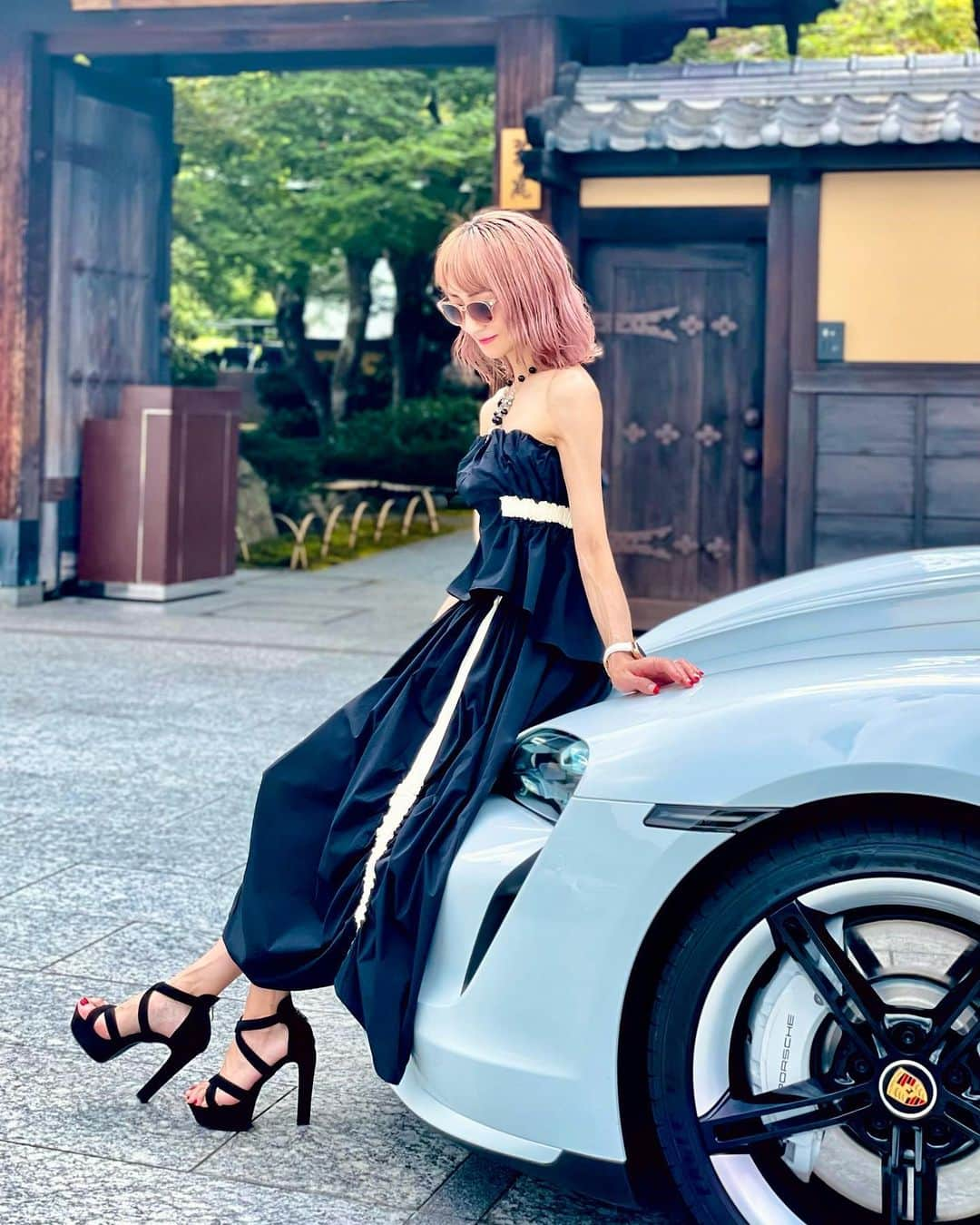 彩耶のインスタグラム：「⭐︎⭐︎ 1日だけね🤭 試乗させて頂くことになりました💓  京都まで〜💨💨  一 𝑷𝑶𝑹𝑺𝑪𝑯𝑬 一 𝑇𝑎𝑦𝑐𝑎𝑛 𝑇𝑢𝑟𝑏𝑜 《 タイカンターボ 》 ⠀⠀⠀ ⠀⠀  一瞬だけ動画もあるから ▶︎▶︎ 𝕊𝕨𝕚𝕡𝕖 ▶︎▶︎ してね ⠀⠀⠀ ⠀⠀  アクセルを踏む感覚っ、最高でした😎  電気自動車だなんて思えない走りっ💡  車好きな私には、楽しすぎた1日でした💓 本当にね、カッコ良くてたまらなかった〜🤭✨  ⠀⠀⠀ ⠀⠀ 歴史的建造物を生かした格式あるホテル🏨 【  翠嵐  京都 】 正面玄関に車を停めて、お写真撮ってもらえたよ✨  ༶༶༶༶༶༶༶༶༶༶༶༶༶༶༶༶༶༶༶༶༶༶༶༶༶༶༶༶༶༶༶༶༶༶༶༶༶༶༶༶༶༶༶༶༶༶༶༶  #ポルシェ #タイカン #タイカンターボ #porsche #taycan #taycanturbo #車 #電気自動車 #車好き #ドライブ #drive #車好きな人と繋がりたい #京都 #嵐山 #翠嵐ラグジュアリーコレクションホテル京都 #翠嵐 #京都嵐山 #京都ホテル #suihotel #時差投稿 #tbt」