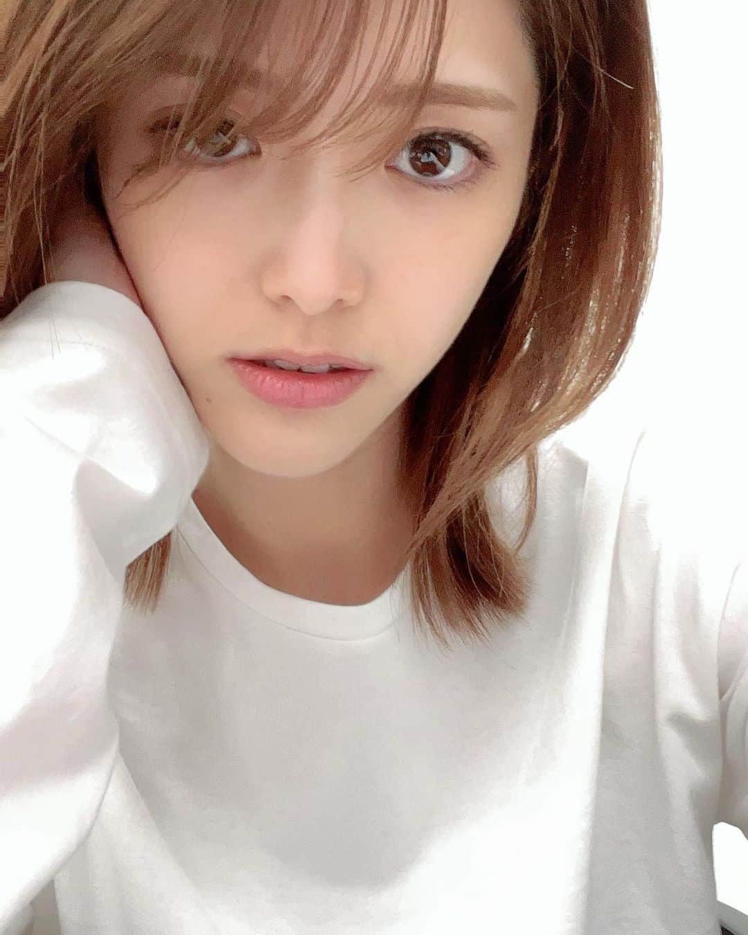 のインスタグラム：「🍎  そういえば、、、！  髪切りました〜♡ まだまだ夏終わらないぞ！ということで さっぱりと！  いえいいえい！  明日からの 24時間テレビ46の関西ローカル枠にも ちょこちょこ登場します〜！  そして明後日辺りには 私も皆さんとつながれる素敵なお知らせが！！ 楽しみにしていてくださいーーーーー！」