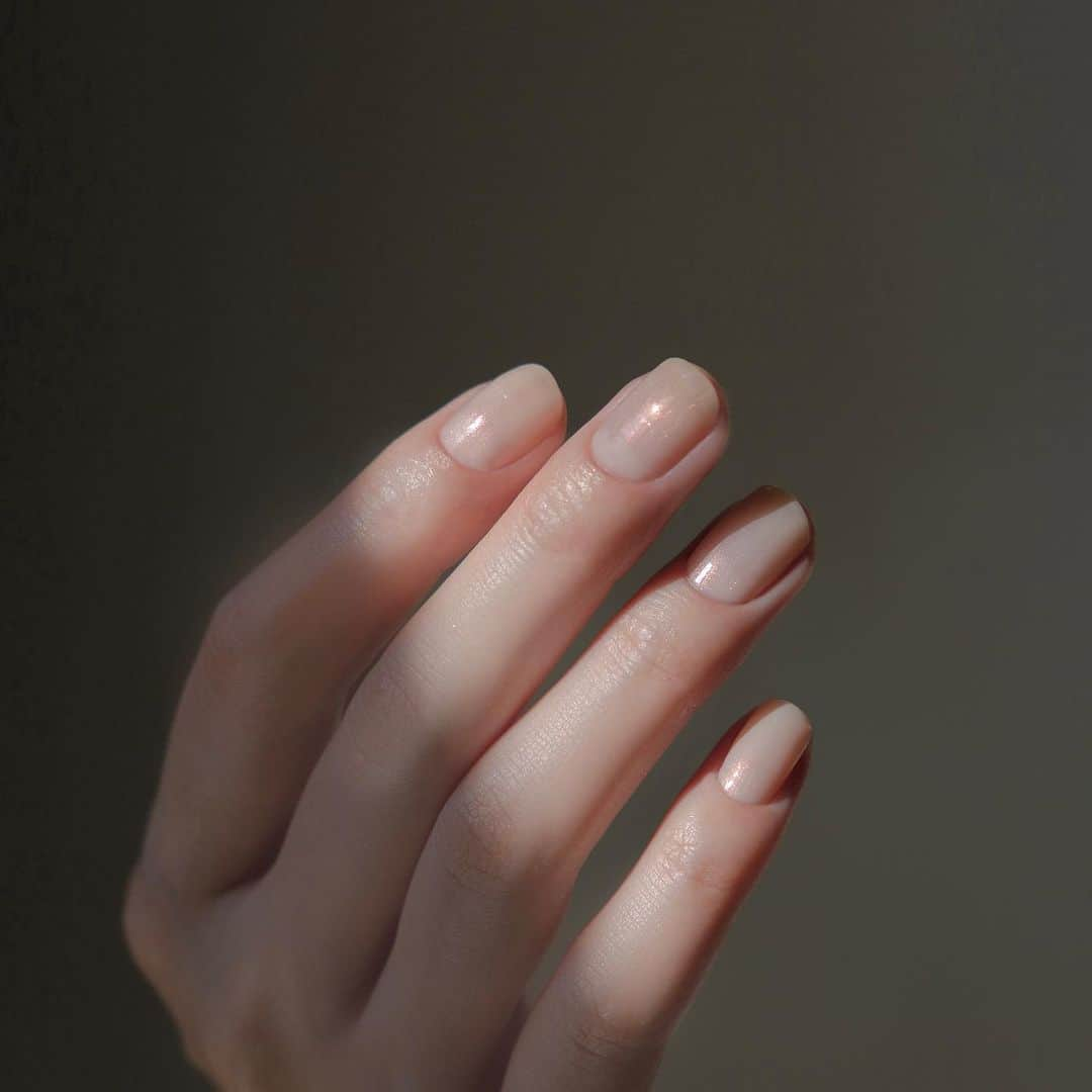 NAILS INCさんのインスタグラム写真 - (NAILS INCInstagram)「. 潤みと絶妙なニュアンスをもたらす軽やかなシアーヌードカラー。  カラーレスに纏めることでファッションを引き立てるシンプルで洗練された指先に。  #nailsinc #ネイルズインク  #knightsbridgemews  #mushbelove  #sightseeingonsouthbank」8月25日 19時03分 - nailsinc.jp