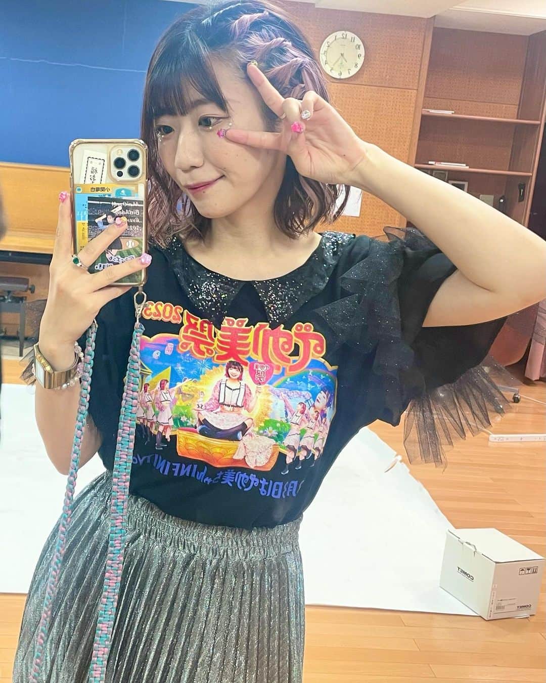 ぱいぱいでか美のインスタグラム：「でか美祭の黒衣装🖤🪽 . でか美ちゃん通販サイトに新商品追加しました〜！ #でか美祭 で着用していた黒衣装／ピンク衣装の アクリルキーホルダーとデコチェキです！ アクキーはそれぞれ受注で、チェキは各衣装1枚ずつの2枚セットです🩷🖤  でか美祭当日がバタバタすぎて 黒衣装の写真撮れてなくてようやく載せます🙇 こちらもピンク衣装と同じく雪乃さん @sleeper___ に 作って頂きました✨ いつもありがとうございます〜！ スカートはWEGOの！ ぴーやまさんありがとう🥲🩶 あと祭当日のメイクとなるべく同じ感じにしたよん😎  ストーリーにリンク貼っておくのでグッズぜひ🔗 . #でか美ちゃん #でか美祭」