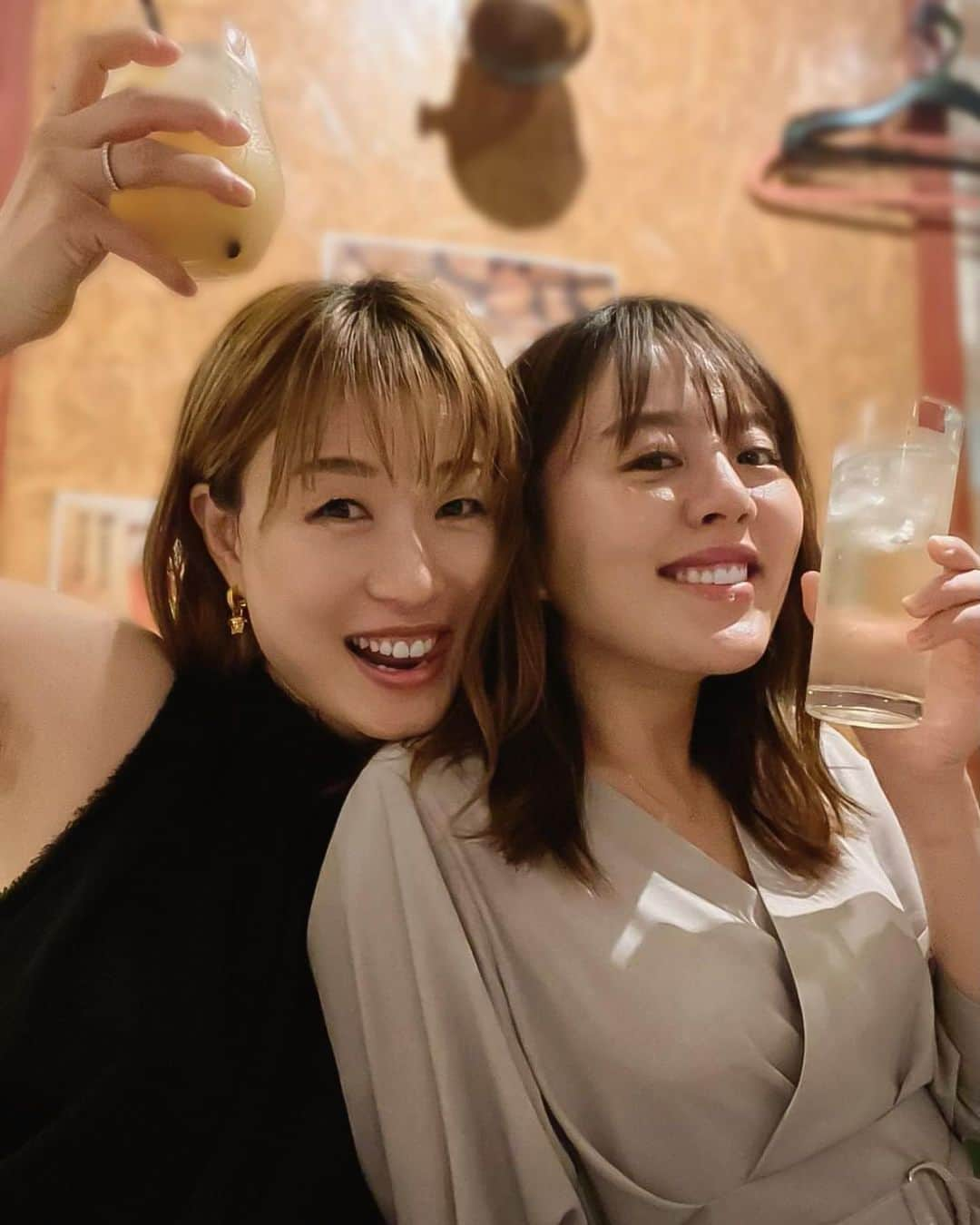 真衣ひなのさんのインスタグラム写真 - (真衣ひなのInstagram)「お泊まり会🍼🛏️🥣 ぎり姉さん宅にお招き頂きました。 研1のひなのちゃん、、、 想像できないでしょ？ 上級生を見つけると逃げて隠れて 心を固く閉ざしてる君は十数年後、 仲良くして下さる上級生の方のおうちに お泊まりまでさせて頂く日が来るんだよ‥🥹 ソファで喋りながらねむいの限界を迎えて、 それでもまだずっと喋っていたくて駄々こねて 最後強制的に寝室に運ばれるんだよ‥🥹 子どもかー👋  宝塚の先輩としてもですが 人として、女性としても尊敬してやまない方に こうして気にかけて頂けることが奇跡😭 ありがたいなぁ、ありがたいなぁ。 ぎり夫さんの優しいお話聞いて半泣きになり らい美ちゃんの笑顔に全私が歓喜しました👼🏻 . #平和なせかい #ユニークさん #夕霧らい さん #らい美ちゃんの太もも永遠に触り隊」8月25日 19時04分 - hinano_mai