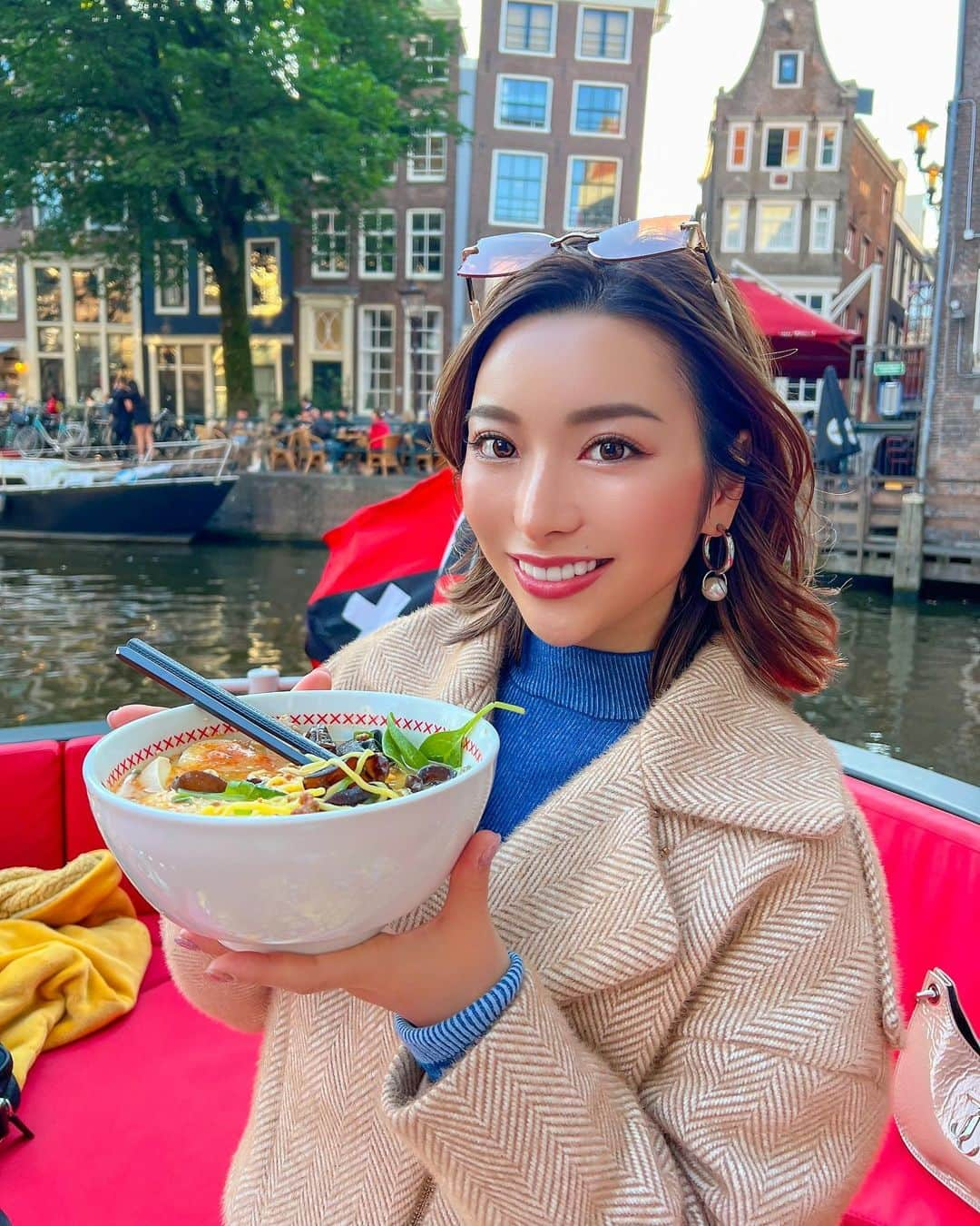 かにゃのインスタグラム：「🍜Vatten Ramen✖︎✖︎✖︎ This is my favorite ramen shop in Amsterdam❤️ I highly recommend Tantanmen🤤✨ We ate ramen on the boat🏴‍☠️  この日はみんなでボートに乗ってバッテンラーメンに行ったらお店が満席だった為、そのままドライブスルー的な感じでボートの上でラーメン頂きました😋🙏笑 ボートでドライブスルーってめっちゃアムスらしくて最高じゃない？🤣  担々麺とたこ焼きちょー美味しかったぁ😍💯 ご馳走様でした🫶  . . . .  #ramen #ramenlover #ramennoodles #boat #boattrip #boating #boatday #boatride #boatlife #amsterdam #amsterdamcity #amsterdam🇳🇱 #amsterdamlife #netherlands #netherlands🇳🇱 #holland #アムステルダム #アムステルダム生活 #アムステルダムライフ #オランダ #オランダ生活 #運河 #ボート #ボートトリップ #ラーメン #ラーメン女子 #ラーメン部 #ラーメン巡り #ラーメン好きな人と繋がりたい #ラーメンインスタグラマー」