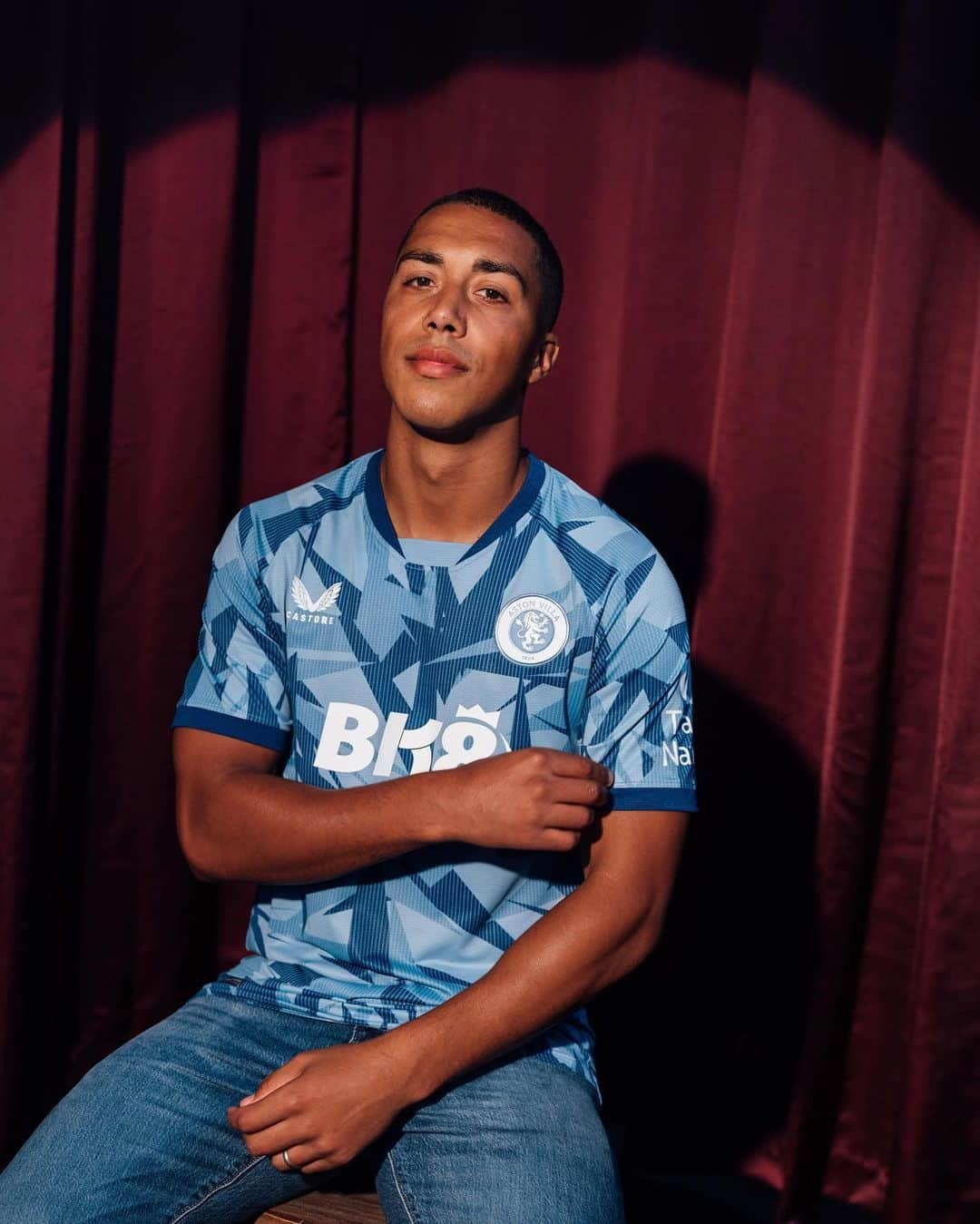 ユーリ・ティーレマンスさんのインスタグラム写真 - (ユーリ・ティーレマンスInstagram)「Fresh threads. 🥶 Link in bio to shop the 2023/24 Aston Villa third kit.」8月25日 19時08分 - youritielemans