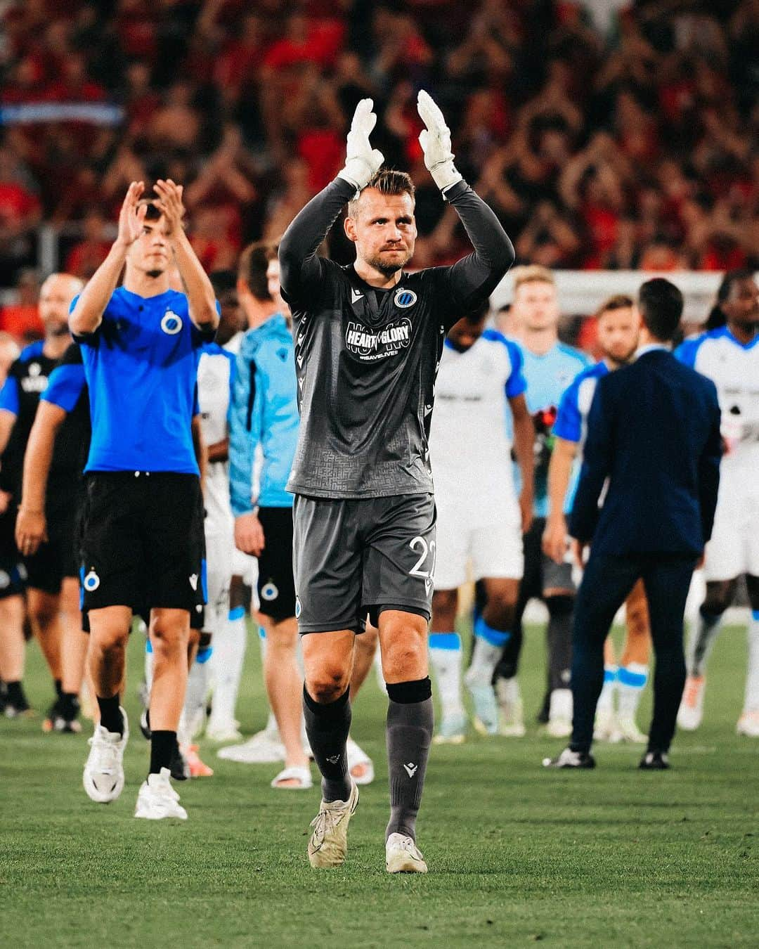 シモン・ミニョレさんのインスタグラム写真 - (シモン・ミニョレInstagram)「Great moment to play my 200th game for @clubbrugge 💙🖤 #BluvnGoan」8月25日 19時08分 - 22mignolet22