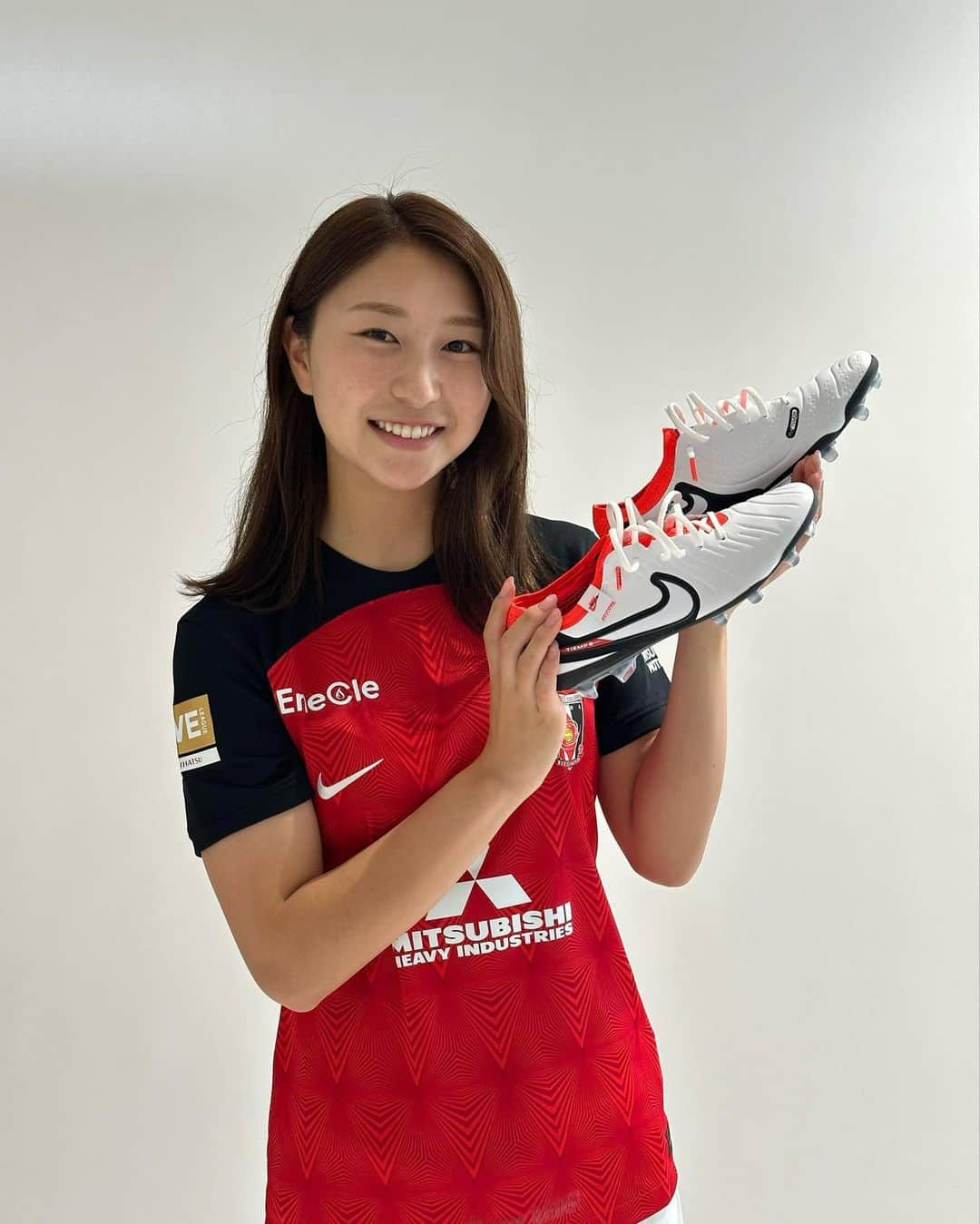 塩越柚歩のインスタグラム：「. NEW TIEMPO🖤🤍❤️ レッズカラーのこのスパイクと共に🤝🏻 ⁡ 2023-24シーズンもよろしくお願いします❤️‍🔥 @niketokyo ⁡ そして明日はいよいよカップ戦の開幕です！ 2連覇に向けて全員で頑張ります♦️ 今シーズンもレッズサポーターの皆さん 共に闘いましょう！！！ 明日も熱い応援よろしくお願いします！ ⁡ #三菱重工浦和レッズレディース #塩越柚歩 #nike #ティエンポレジェンド10」