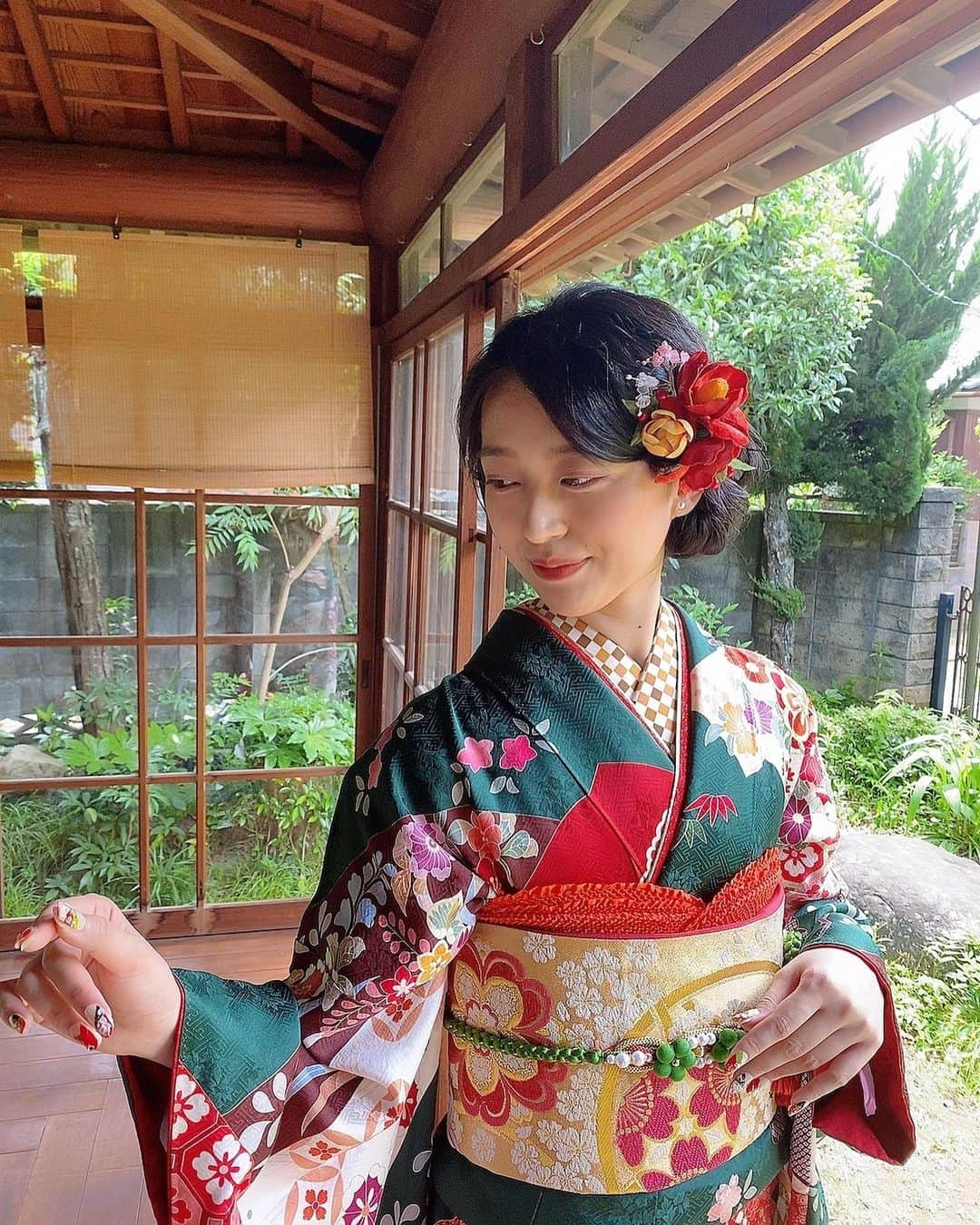 佐藤里菜さんのインスタグラム写真 - (佐藤里菜Instagram)「振り袖💚🍎  以前、振り袖モデルをさせていただいた時のものを☺️ 鮮やかな緑と赤の振り袖はとってもかわいいのに上品で素敵でした🥰  撮影風景の振り袖は、赤がメインで大きな色とりどりの花柄がすっごくきゅーと♥️  着物やゆかた、帯は、そのもの自体がかわいくて綺麗だけど、その日の気分や人によって組み合わせが無限大にあって、更に素敵になるのがまたいい所です🙆‍♀️  昨日から、【ミス日本ゆかた女子オーディション】が始まりました！ 初日から投票してくださったみなさん、ありがとうございます！  ただいまの順位は5位！ グランプリを取りたい、、！ ぜひ、応援よろしくお願いいたします🙇‍♀️  オーディションページ(投票ページ)は、プロフィール、ハイライト、ストーリーズにありますのでそこからご覧下さい😌  このオーディションは、ランキングマスター内での投票数の数で｢グランプリ｣｢準グランプリ｣が決定します👑 また、3位~7位の中から｢審査員特別賞｣に相応しい方がいれば若干名選ばれます！  ランキングマスターの詳しい内容は以下の通りです！ ・投票券1枚につき[110円] ・複数枚の投票券の購入可能 ・投票期間 8/24(火)18:00~8/29(火)21:00まで ・投票券の販売時間 8/29(火)19:00まで  #オーディション #投票 #ゆかた #浴衣 #ゆかた女子 #和服 #着物 #振り袖 #応援よろしくお願いします #yukata #kimono #audition」8月25日 19時19分 - satoo_rina