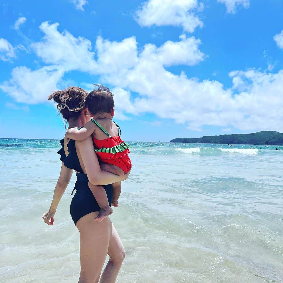 春咲ひなたのインスタグラム：「なちゅ🐬🏝 下田は海きれいねー🩵 . . #1歳3ヶ月#初めての海#終始ギャン泣き  #砂浜怖い#海怖い#だっこしか勝たん  #あ、あけましておめでとうございます。w」