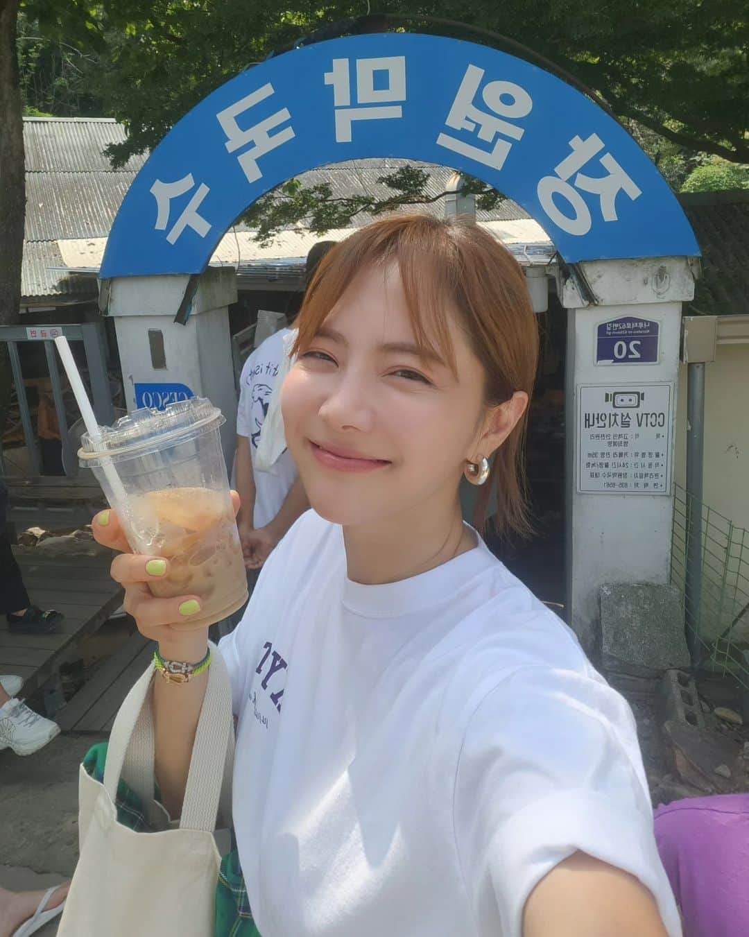 ユ・ハナのインスタグラム：「1. 부여가면 줄을서서 먹는다는 막국수집에를 가보았습니다요 #장원막국수 2. 얇은 수육에 막국수를 싸먹으면 일품이래길래 수육을 시켰구요 3. 막국수가 나왔는데 음. 4. 부여에 가면 필수라는  #부여시골통닭 집도 가보았습니다요 5. 치킨도 만족스러웠지만 여긴 #닭볶음탕맛집 이에요. 진짜 #하하나맛집 에 넣을거에요! 6. 제 손톱에 천연 큐티클오일..🍗  7. 동그라미다섯개언니랑 의미있는 첫여행기념 8. 아.아 4샷에도 모자라 킹받게 졸려서 사먹은 고함량카페인음료 9. 단짝이랑 나눠먹으려고 산 추억의 단짝 10. 오창휴게소랑 초승달이랑 🌙」