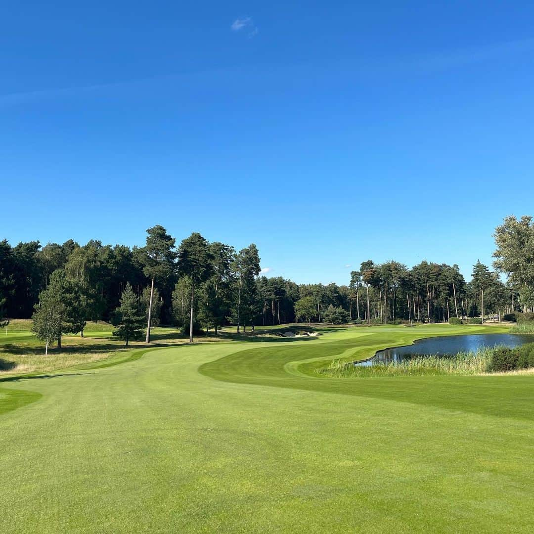 イブ・ミュアヘッドさんのインスタグラム写真 - (イブ・ミュアヘッドInstagram)「It’s been a busy few weeks golfing ⛳️ 🏌️‍♀️ I’m very lucky to play some unreal courses.  Lots of memories made with great people 😊 Thank you.   Muirfield ✅ Queenwood ✅  Trump Aberdeen ✅  Next week- @omegaeuropeanmasters 🇨🇭 @omega   Highlight- longest drive @eulegendstour and winning a magnum bottle of @thewhisperingangel 🍷 👍🏼  @mizunoeurope @mizunogolfeurope 🏌️‍♀️」8月25日 19時17分 - evemuirhead