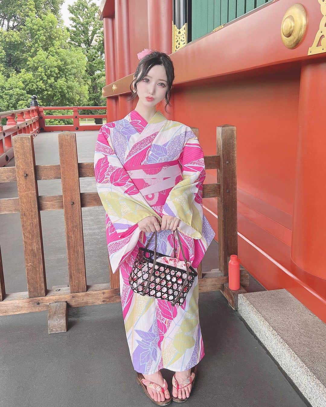 あいにゃんさんのインスタグラム写真 - (あいにゃんInstagram)「初めてこーゆー浴衣着たかも😳🩷  どうですか……？？  ︎︎ ︎︎︎ ︎︎︎ ︎  浅草の浴衣レンタル虹さんで着付けしてもらったよ〜🌈ᵕ̈*  いまリニューアル記念価格で提供してるみたいなのでぜひ行ってみてねᜊ(ฅ^•ω•^❤︎ ̖́- * * PR @asakusa_kimono.niji #浴衣レンタル #浅草レンタル浴衣 #浅草浴衣レンタル #浅草レンタル着物 #浅草着物レンタル虹 #浅草着物レンタル」8月25日 19時18分 - ainyan0310
