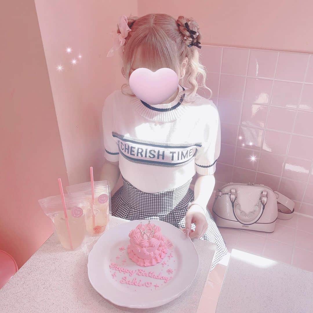さきまるちゃんさんのインスタグラム写真 - (さきまるちゃんInstagram)「ともだちに誕生日お祝いしてもらった日🎂💗  #韓国ケーキ #原宿カフェ #誕生日サプライズ」8月25日 19時21分 - sakimaru_chan