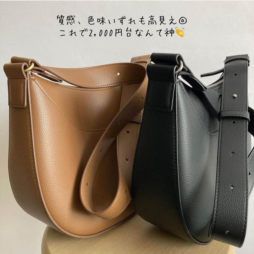 4yuuu!さんのインスタグラム写真 - (4yuuu!Instagram)「秋冬コーデに使える予感大‼️ ＼UNIQLOの人気バッグ👜／  今回は、 @mu320 さんの投稿をお借りしてご紹介します🎵 ＝＝＝＝＝＝＝＝＝＝＝＝＝＝＝＝＝＝＝＝＝＝＝＝＝ もう買った！？ 発売してすぐに姿を消したこのバッグ。 再入荷するって知ってすぐにgetしてました✨  カッチリしたバッグ欲しかったんだ🤤 カジュアル派もキレイめさんもどっちにも使いやすいと思う👍  しっかり荷物も入って、2wayに持てて、しかも高見え👏 これからめっちゃ使いまくりそうな予感♡  @uniqlo_with  ☑︎レザータッチワンハンドルバッグ black/brown/2,990円 _________________________ #uniqlo#uniqlo購入品#uniqloコーデ#ユニクロ#ユニクロ購入品#ユニクロコーデ#レザータッチワンハンドルバッグ#夏服コーデ#着回し#着回しコーデ#高身長コーデ#高身長女子コーデ#165cm#165cmコーデ#アラフォーコーデ#40代コーデ」8月26日 16時00分 - 4yuuu_com