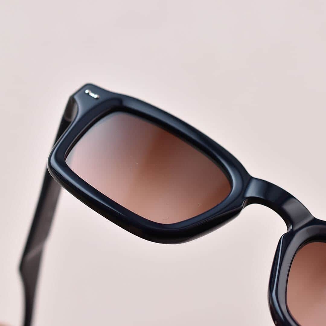 blincvaseさんのインスタグラム写真 - (blincvaseInstagram)「. やや下目に設定されたテンプル位置が、個性的なスクエアシェイプを強調しつつ、柔らかい印象も作ります。  フロントにはテレビジョンカットと呼ばれる奥行きのあるカッティングが施され、細部まで行き届いたデザインです。  ネイビーカラーのフレームとブラウングラデーションのレンズの組み合わせが品の良さと色気を感じさせます。  brand: PETER AND MAY model: Leon  color: Deep Blue price: ¥46,200(w/tax) ． #peterandmay」8月25日 19時23分 - blincvase