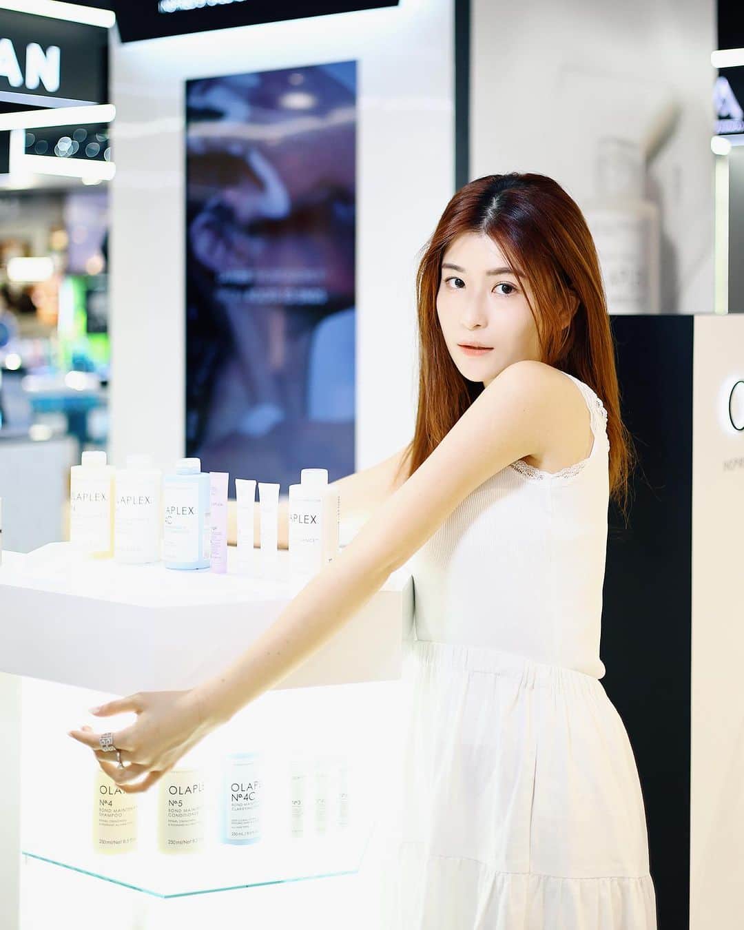 HauTung 巧童在這のインスタグラム：「facesss有什麼新店降臨？@olaplex_hk @olaplex 於尖沙咀海港城正式開業，它一直是美國最大的獨立護髮品牌之一，且深受各大名人及專業髮型師喜愛  新店開業期間特別推出限量旅行洗護套裝，一套就能體驗no.3-5皇牌洗護及修復產品（悄悄告訴你是facesss的限售版本唷～）  品牌的專利技術 bond maintenance 能高效修復髮絲損傷 + 重新連接斷裂鎖鏈，令髮絲回復健康強韌及光澤順滑（受損髮質超有感）；而最新推出no 4D 立體豐盈乾洗噴霧對油頭朋友亦很友好，可以吸收頭皮多餘油脂，令髮絲瞬間回復清爽豐盈🧸  #repairhair #damagedhair #Olaplex #OlaplexHK #Luxasia #LuxasiaHK #oinkoinkpr」