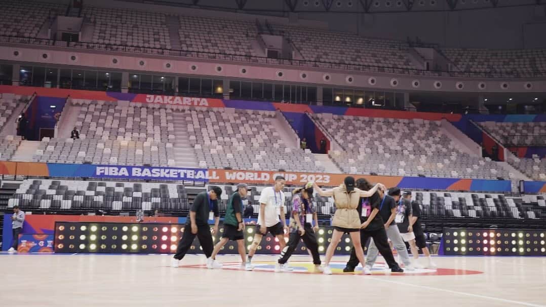 アグネス・モニカのインスタグラム：「Tonight🙏🏼  #AGNEZMO #OpeningCeremony #FIBA」