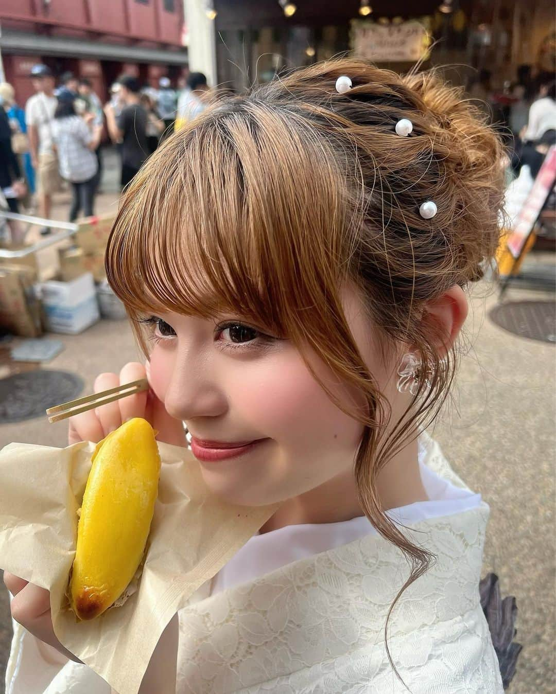 加藤愛梨さんのインスタグラム写真 - (加藤愛梨Instagram)「浅草❣️食🫶🏻💛💛💛 浅草チーズメンチ 神社から駅見て右側の路地にあるよ、 📍 浅草コロッケ くろげ 浅草雷門店 500円くらい！チーズ伸びるし美味しくてだいすきなの🧀  更に、右の伝法院通に入ると元祖浅草メンチがあって これもまた美味しい。こっちの方がお安いの！ 📍浅草メンチ 確か300円とかかなー？ どっちも食べたよ、、🤭どっちも食べて！笑  　 　   #vasara  #浴衣レンタル  #浅草 #浴衣 #浅草浴衣 #浅草浴衣レンタル #浅草着物 #浅草着物レンタル #浅草グルメ  #浅草食べ歩き  #浅草ランチ  #浴衣デート  #着物デート  #浴衣女子  #浴衣コーデ  #浴衣ヘアアレンジ  #祭りヘア  #浴衣帯結び  #浴衣美人  #浅草観光  #浅草神社#浅草メンチ  #メンチカツ  #チーズメンチ  #浅草コロッケ  #浅草コロッケくろげ  #浅草雷門  #雷門」8月25日 19時26分 - l_ovepear