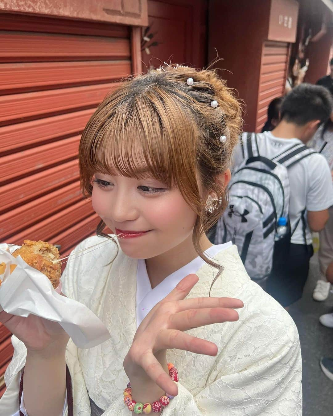 加藤愛梨さんのインスタグラム写真 - (加藤愛梨Instagram)「浅草❣️食🫶🏻💛💛💛 浅草チーズメンチ 神社から駅見て右側の路地にあるよ、 📍 浅草コロッケ くろげ 浅草雷門店 500円くらい！チーズ伸びるし美味しくてだいすきなの🧀  更に、右の伝法院通に入ると元祖浅草メンチがあって これもまた美味しい。こっちの方がお安いの！ 📍浅草メンチ 確か300円とかかなー？ どっちも食べたよ、、🤭どっちも食べて！笑  　 　   #vasara  #浴衣レンタル  #浅草 #浴衣 #浅草浴衣 #浅草浴衣レンタル #浅草着物 #浅草着物レンタル #浅草グルメ  #浅草食べ歩き  #浅草ランチ  #浴衣デート  #着物デート  #浴衣女子  #浴衣コーデ  #浴衣ヘアアレンジ  #祭りヘア  #浴衣帯結び  #浴衣美人  #浅草観光  #浅草神社#浅草メンチ  #メンチカツ  #チーズメンチ  #浅草コロッケ  #浅草コロッケくろげ  #浅草雷門  #雷門」8月25日 19時26分 - l_ovepear