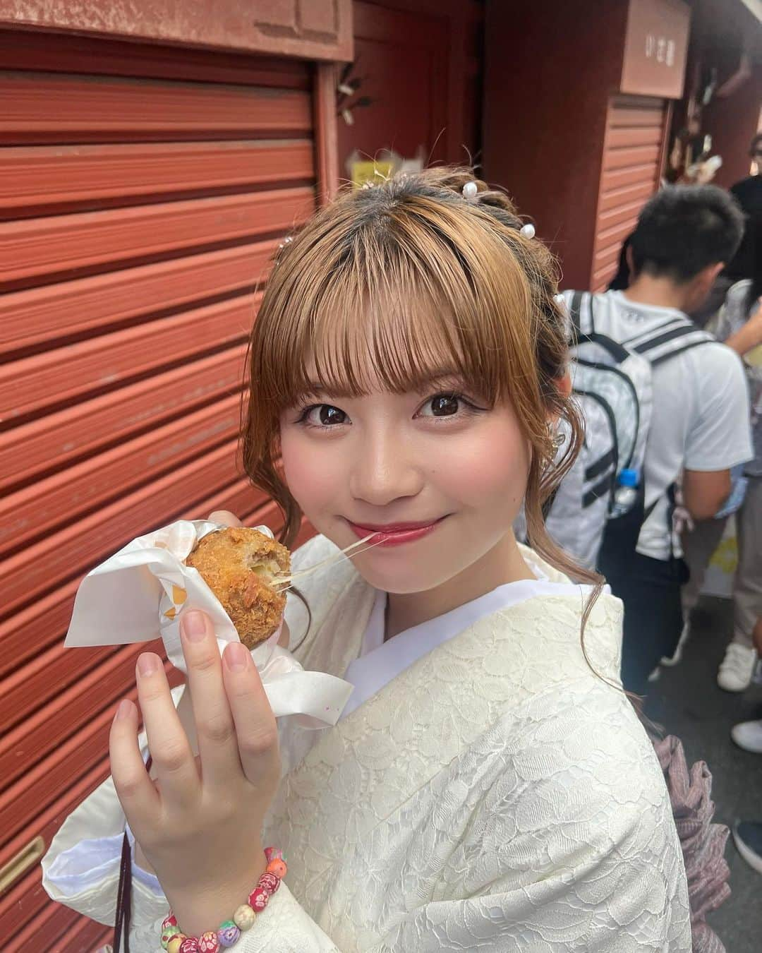 加藤愛梨さんのインスタグラム写真 - (加藤愛梨Instagram)「浅草❣️食🫶🏻💛💛💛 浅草チーズメンチ 神社から駅見て右側の路地にあるよ、 📍 浅草コロッケ くろげ 浅草雷門店 500円くらい！チーズ伸びるし美味しくてだいすきなの🧀  更に、右の伝法院通に入ると元祖浅草メンチがあって これもまた美味しい。こっちの方がお安いの！ 📍浅草メンチ 確か300円とかかなー？ どっちも食べたよ、、🤭どっちも食べて！笑  　 　   #vasara  #浴衣レンタル  #浅草 #浴衣 #浅草浴衣 #浅草浴衣レンタル #浅草着物 #浅草着物レンタル #浅草グルメ  #浅草食べ歩き  #浅草ランチ  #浴衣デート  #着物デート  #浴衣女子  #浴衣コーデ  #浴衣ヘアアレンジ  #祭りヘア  #浴衣帯結び  #浴衣美人  #浅草観光  #浅草神社#浅草メンチ  #メンチカツ  #チーズメンチ  #浅草コロッケ  #浅草コロッケくろげ  #浅草雷門  #雷門」8月25日 19時26分 - l_ovepear