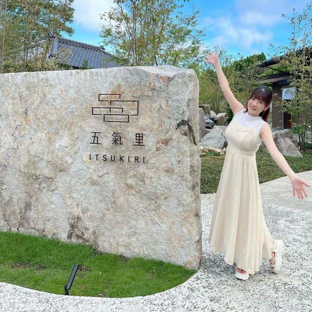 上矢えり奈のインスタグラム：「＊-＊-＊-＊-＊-＊-＊-＊  何度もお邪魔させていただいたことある 大好きな千葉県いすみ市に 新しくオープンしたラグジュアリーリゾート 五氣里 ( @itsukiri_official )へ行ってきたよ！  私が宿泊したお部屋は、 古民家(牛小屋)をフルリノベーションしたお部屋🐄 広々した空間で7人宿泊できるみたい！  "サウナ"と"プール"と"天然露天風呂"が付いてる 超贅沢空間で身も心も癒されたなあ…  わんちゃんがOKなお部屋もあったから 今度は、ふぁむ🐶も連れて行きたい🐾  景色は、自然の緑に囲まれてマイナスイオンを 感じる幸せな時間を過ごせました🌳  併設されてるレストランでのご飯も いすみの旬の食材を使ったラインナップで どれも美味しすぎてとろけた🤤  自分にご褒美あげるなら、絶対ここ！ 都心から90分で行けるのもｲｲﾈ！🚗  erina.  📍 五氣里 ( @itsukiri_official ) 千葉県いすみ市下布施2891  ＊-＊-＊-＊-＊-＊-＊-＊  #リゾグラ #五氣里 #グランピング　#古民家　#リノベーション　#いすみ市　#千葉県　#サウナ　#ラグジュアリーリゾート　 @resort.glamping_com @itsukiri_official」