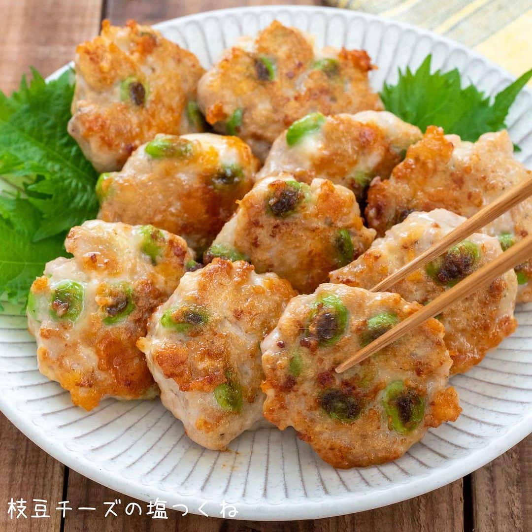 アルペンザルツ公式Instagramさんのインスタグラム写真 - (アルペンザルツ公式InstagramInstagram)「レシピあり 「枝豆チーズの塩つくね」の作り方 * 夏にぴったりな枝豆入りのつくねレシピのご紹介です❤︎ * 今回のレシピは、 @morifu_popo さんに作ってもらいました！ * ∴♔∴∴♔∴∴♔∴∴♔∴∴♔∴∴♔∴∴♔∴∴♔∴∴♔∴∴♔∴ 気軽にフォローして下さいね❤︎ いいねやコメントも励みになります！ 公式アカウント⇰〖 @alpensalz_jp 〗 ∴♔∴∴♔∴∴♔∴∴♔∴∴♔∴∴♔∴∴♔∴∴♔∴∴♔∴∴♔∴ * [もりもと夫婦 さんからのワンポイント] チーズは焦げやすいので火加減に注意してください。 タネを丸める時は手にサラダ油をつけるとタネが手にくっつきにくく、作業しやすいです。 * ぜひ参考に作ってみてくださいね！ ． ✈「ドイツを巡る旅」ご招待キャンペーン✈ . ． 「アルペンザルツのふるさとドイツを巡る旅」ご招待キャンペーンが本日スタート！ . 毎年ご好評いただいているキャンペーン、今年は旅行内容を少しリニューアルしています。 A賞「ドイツを巡る旅」は、中世の面影を残す旧市街が美しいハイデルベルク、”中世の宝石“と称される街並みが残るローテンブルク、ロマンチック街道を通ってノイシュバンシュタインを訪れてミュンヘンへ。ミュンヘンでは、アルペンザルツの原産地である岩塩鉱山へご案内いたします。他では体験できないオリジナルツアーへご招待します。 . 🎁応募方法 プロフィールのURLからご応募ください。 どなたでも簡単にご応募いただけます！ www.alpensalz.jp . 🎁応募期間 2023年8月31日(木)23:59まで .  🎁プレゼント賞品 A賞：ドイツを巡る旅 (2組4名様) B賞：アルペンザルツとミニオンズオリジナルグミのセット (50名様) .  🎁注意事項 旅行の日程や参加条件などは、キャンペーン特設サイトをご確認ください。 * ∴♔∴∴♔∴ Ⓡ Ⓔ Ⓒ Ⓘ Ⓟ Ⓔ ∴♔∴∴♔∴ * 10個分 ・鶏ひき肉…300g ・枝豆…さやつきで150g A とろけるチーズ…50g A アルペンザルツ…小さじ2/3 A こしょう…適量 A 酒…大さじ1 ・サラダ油…適量 * 【作り方】 ①鶏ひき肉にさやから出した枝豆とAを加えてよく練り混ぜる。 * ②10等分して丸めたらサラダ油をしいたフライパンにのせ、中弱火で両面こんがりするまで焼く。 ※チーズが焦げやすいので火加減に注意 * * * * #アルペンザルツ #ドイツアルプスの旅 #美味しい塩 #絶景 #ドイツ #旅行 #海外旅行 #プレゼント #プレゼントキャンペーン #懸賞 #キャンペーン #岩塩  * #今日のごはん #手作りごはん #簡単レシピ #おかず #レシピ #食卓 #節約 #献立 #家庭料理 #節約生活 #自炊 #ランチ  #時短レシピ #簡単レシピ  #おつまみ #つくね」8月25日 19時37分 - alpensalz_jp