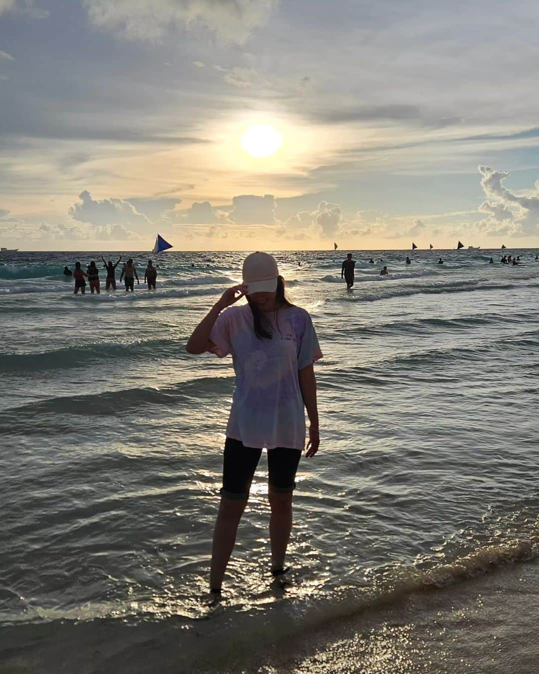 安藤ミレイさんのインスタグラム写真 - (安藤ミレイInstagram)「Sunset at white sand beach✨️  1日目のサンセット！  この日は雲がかかっていて、柔らかい夕日でした😊✨️  #boracay #ボラカイ島 #보라카이  #フィリピン旅行 #フィリピン生活 #beach #lovethephilippines #ラブフィリピン #sunset #whitesandbeach」8月25日 19時37分 - mirei_ando