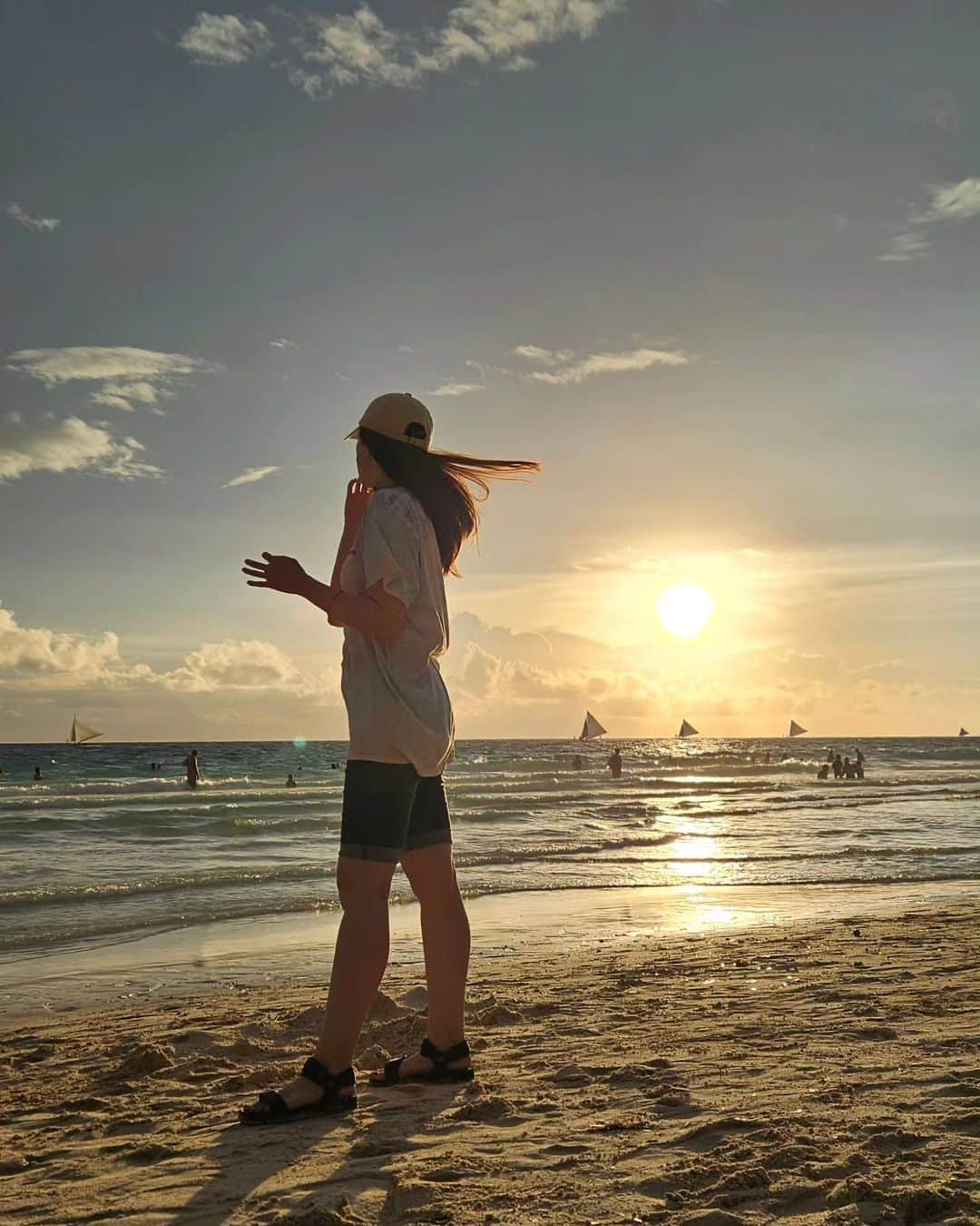 安藤ミレイのインスタグラム：「Sunset at white sand beach✨️  1日目のサンセット！  この日は雲がかかっていて、柔らかい夕日でした😊✨️  #boracay #ボラカイ島 #보라카이  #フィリピン旅行 #フィリピン生活 #beach #lovethephilippines #ラブフィリピン #sunset #whitesandbeach」