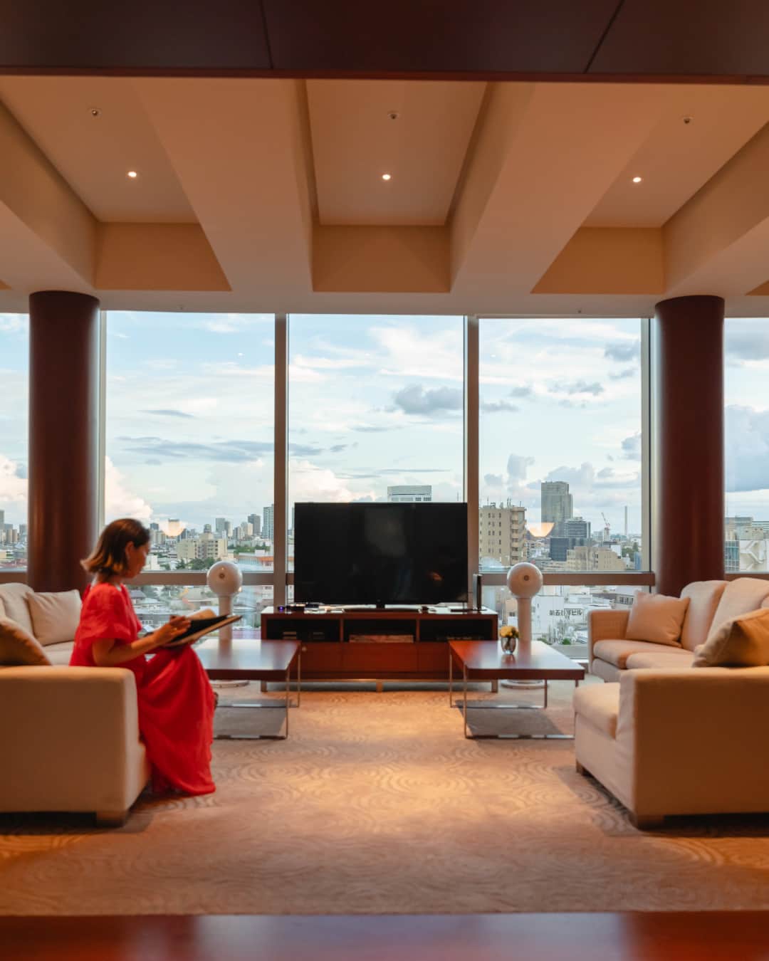グランドハイアット東京さんのインスタグラム写真 - (グランドハイアット東京Instagram)「このうえない開放感を感じさせる壁一面のパノラミックビューが印象的なチェアマン スイート。  吸い込まれそうなほど美しい景色に包まれる広々としたリビングで、究極のリラックスタイムをお過ごしいただけます。  The Chairman Suite is a gloriously spacious room made even larger by wall-to-wall windows that provide a stunning backdrop to your stay in Tokyo.   Enjoy panoramic views of the city from the comfort of an open living room or while snuggled up in bed between ultra-soft Frette sheets.  #グランドハイアット東京 #grandhyatttokyo #grandhyatt #hyatt #worldofhyatt #tokyo #roppongihills #スイートルーム #chairmansuite #パノラマビュー」8月25日 19時30分 - grandhyatttokyo