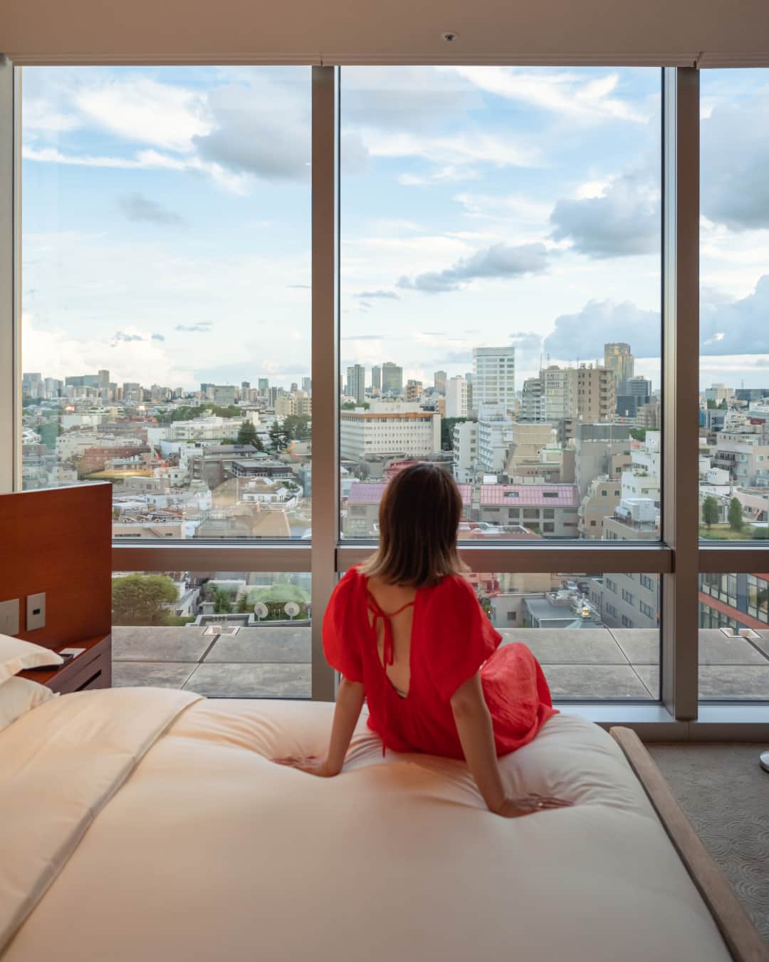 グランドハイアット東京さんのインスタグラム写真 - (グランドハイアット東京Instagram)「このうえない開放感を感じさせる壁一面のパノラミックビューが印象的なチェアマン スイート。  吸い込まれそうなほど美しい景色に包まれる広々としたリビングで、究極のリラックスタイムをお過ごしいただけます。  The Chairman Suite is a gloriously spacious room made even larger by wall-to-wall windows that provide a stunning backdrop to your stay in Tokyo.   Enjoy panoramic views of the city from the comfort of an open living room or while snuggled up in bed between ultra-soft Frette sheets.  #グランドハイアット東京 #grandhyatttokyo #grandhyatt #hyatt #worldofhyatt #tokyo #roppongihills #スイートルーム #chairmansuite #パノラマビュー」8月25日 19時30分 - grandhyatttokyo