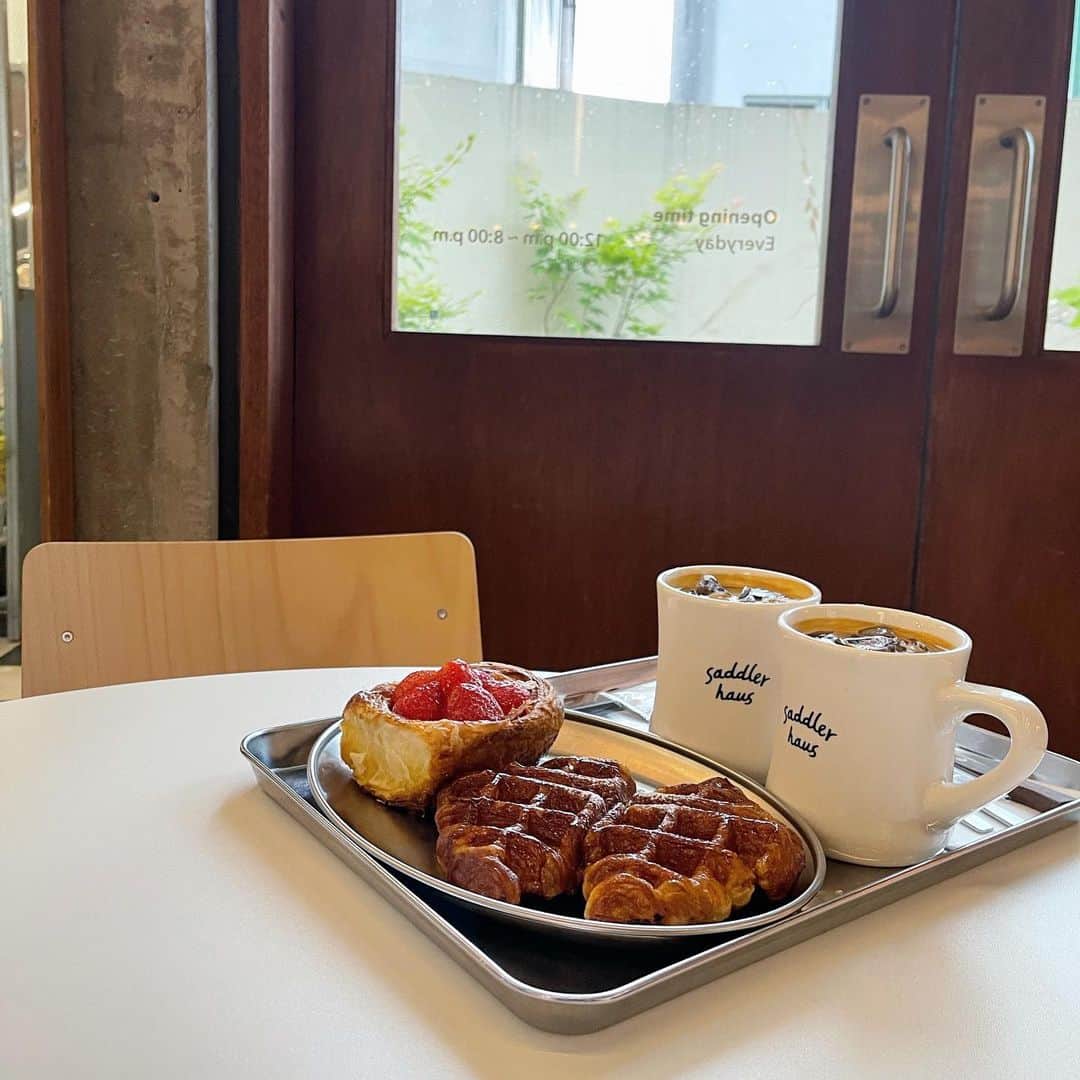 のインスタグラム：「🥐 @saddlerhaus_bakery  カリモチ食感がクセになる クロッフルのカフェ🤭   また行きたいなぁ🤤 다시 한번 가고 싶어ㅎㅎ . . . #saddlerhaus #クロッフル#croissant #croffle #韓国カフェ#カロスキル#カンナムカフェ#江南カフェ#狎鴎亭カフェ」