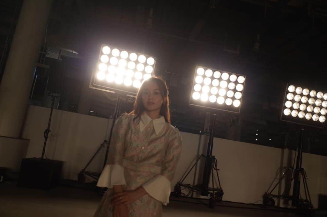 FEMMのインスタグラム：「PAMEO POSE 10th anniversary runway👑 今年10周年を迎えられたとのことになんだか色んな想いが巡った昨日。10年続けることは容易ではないはず。このランウェイでこれまでの @pameopose さんの歩みと覚悟を見させて頂いた気持ちです🌹  とても素敵な時間を過ごしました😌  Congratulations @peli4649 さん & @pameopose さん🥂  いつもありがとう @unofumi ♡  L  #PAMEOPOSE #10thanniversary #パメオポーズ #FEMM #tokyo #runway #LastFEMMIsation」