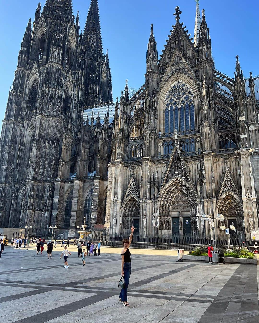 ステファニー・ヨーステンのインスタグラム：「Had to stop by the incredibly Cologne Cathedral.  #gamescom2023」