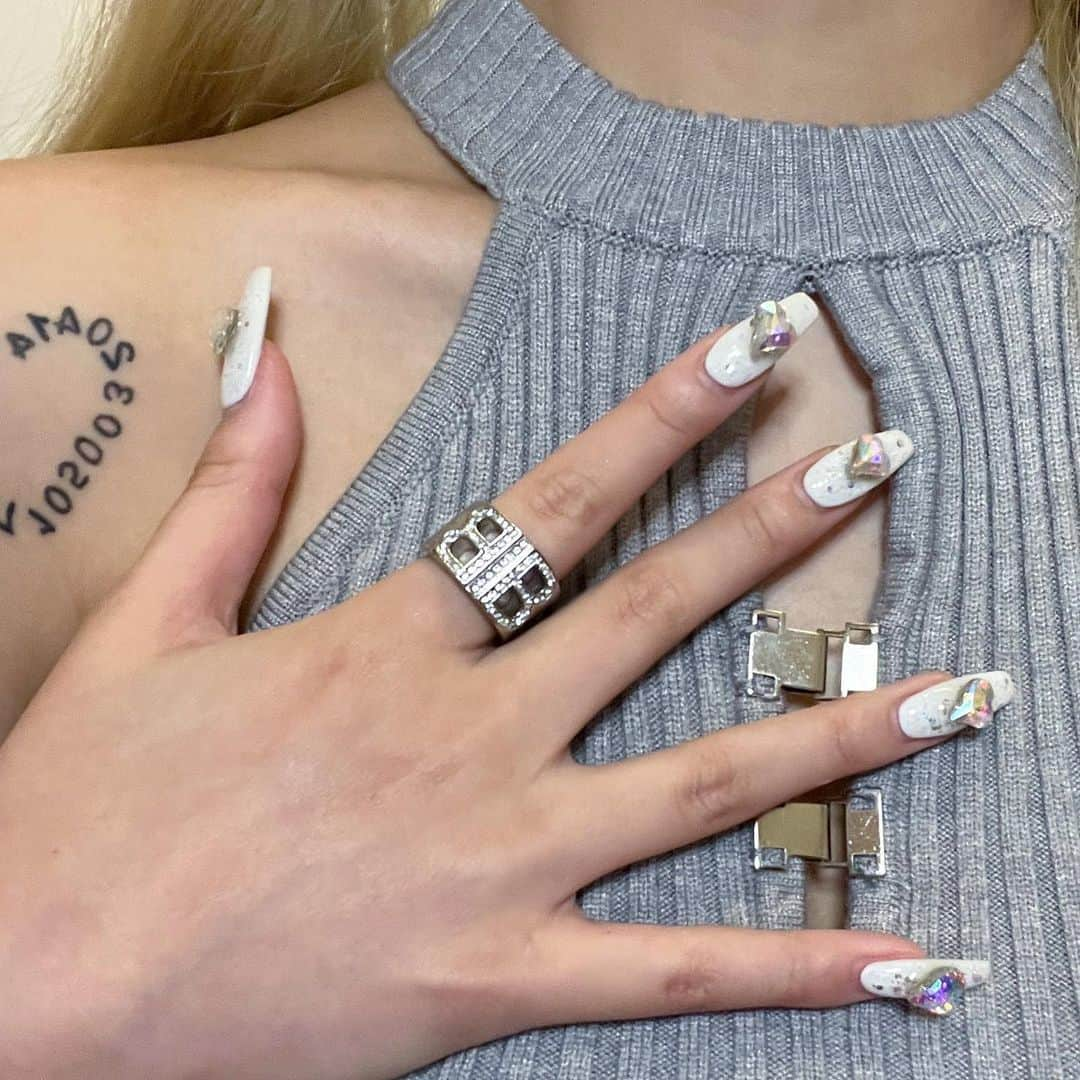 コノミさんのインスタグラム写真 - (コノミInstagram)「bitch nail💅🏻 @o3nai2lo  いつも過去一可愛い更新しちゃうくらいドンピシャお気に入りネイルしてくれる(T_T)せいらさんのとこ以外通えないまじいつも有難う御座います(T_T)♡」8月25日 19時34分 - serorikanbouchoukan