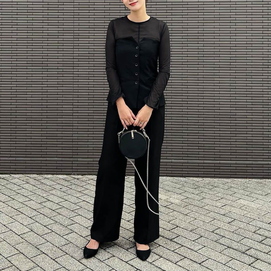 Nagiのインスタグラム：「Black🖤  シアートップスにビスチェを  @kobe_lettuce のビスチェ☺️  一枚こんなアイテム持ってると使える✨  Bustier. #kobelettuce  tops. #uniqlo  bottom. #reedit   #code#fashion#コーデ#ファッション#ブラックコーデ#プチプラ#プチプラコーデ#神戸レタス」