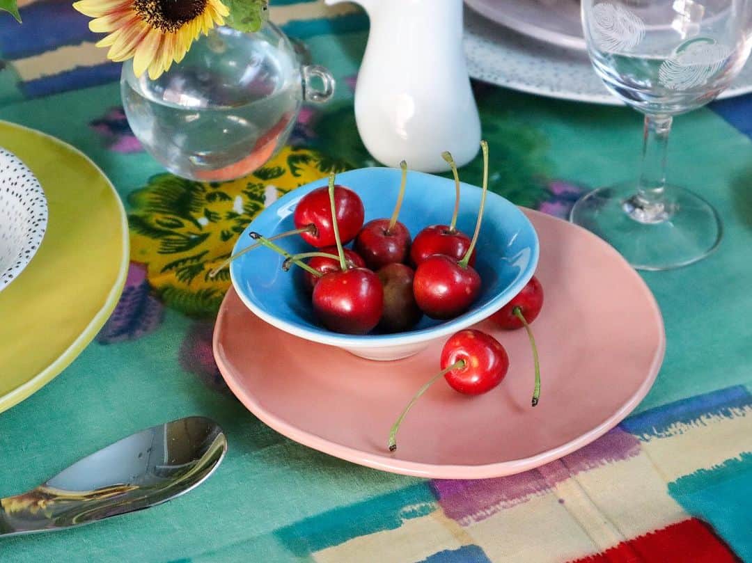 H.P.DECOさんのインスタグラム写真 - (H.P.DECOInstagram)「色彩豊かな配色のプレート、ボナペティ！コレクション。  ピンクやイエローなどの鮮やかなビタミンカラーがアクセントとなり、お料理をさらに引き立ててくれます。  ツェツェ・アソシエ ( @tse_tse.associees ) のユニークなデザインのボウルやミルクジャグ、リサ・コルティ ( @lisacorti_official ) のマルチクロスなどと合わせたカラフルなテーブルウェアに囲まれて、食卓を明るく、愉快に飾りませんか。  【 取り扱い店舗 】 ・ATELIER 表参道 ・ATELIER 二子玉川 ・ATELIER 横浜 ・ATELIER 神戸  ----------------------------------------------------  【SHOP LIST】 ATELIER 表参道（旧H.P.DECO 表参道） 東京都渋谷区神宮前5-2-11 tel. 03-3406-0313  ATELIER 丸の内（旧H.P.DECO 丸の内） 東京都千代田区丸の内1-5-1 新丸の内ビルディング3Ｆ tel. 03-3287-1227  ATELIER 二子玉川（旧H.P.DECO 好奇心の小部屋 二子玉川） 東京都世田谷区玉川3-17-1 玉川高島屋ショッピングセンター南館4階 tel. 03-6411-7128  ATELIER 横浜（旧H.P.DECO 好奇心の小部屋 横浜） 神奈川県横浜市西区高島2-16-1 ルミネ横浜２階 tel. 045-534-8548  ATELIER 神戸（旧アッシュペーブチック） 神戸市中央区海岸通3-1-5 海岸ビルヂング北側1階 tel. 078-332-2327  ----------------------------------------------------  #atelier #アトリエ  #食器 #プレート #ディッシュ #お皿 #皿 #カラフル #コーディネート #tsetseassociees #ツェツェアソシエ  #lisacorti #リサコルティ#ファブリック  #interiordesign #デザイン #海外インテリア #インテリア雑貨 #インテリアショップ」8月25日 19時46分 - atelier_ma_vie