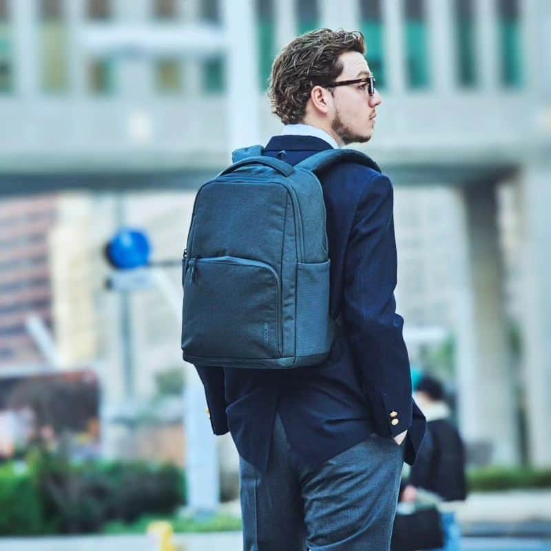 Incase Japanのインスタグラム：「- Facet 20L Backpack -  F23 NEWがいよいよ8月末発売スタートいたします。  只今、OFFICIAL ONLINE STOREでは予約販売中!!  【サイズ】約H43 × W30 × D16 cm 【重さ】約0.6kg 【価格】13,750円  商品に関するお問い合わせや通信販売のご用命は、プロフィール欄にある連絡先（Incase SHINJUKU）までご連絡ください。 皆さまのお悩みを専属スタッフがサポートいたします。  ▷詳しくは @incase_japan プロフィールからOFFICIAL ONLINE STOREへ  #incase #goincase #incasejapan  #インケース #通勤バック  #通学バック #通学バッグ #仕事バッグ #仕事バック #仕事鞄 #ビジネスバッグ #バックパック #デイパック #リュックサック #ビジネスバッグ #ビジネスリュック #ビジネスバックパック #リュック #カジュアルバック #カジュアルバッグ #ビジカジ」