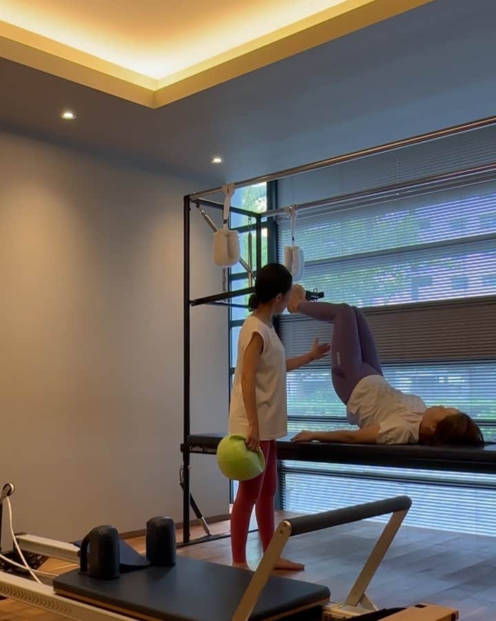 のインスタグラム：「Dr.ストップでお休みしてたpilatesを、4.5ヶ月ぶりに再開。  pilatesやりたすぎて、勝手に再開😆  久しぶりで軽めのメニューにしてもらったけど、次の日は全身筋肉痛でpilatesてこんなにキツかったけ？て1人笑いしてたけど、やっぱり私はpilates好きだな〜。  全身が整う感じするし、不可かければ思ったより筋トレ効果高いし、自分の体と向き合う感じが好き。 体のラインもやってたら絶対違うし、お休みしてる間に体落ちた感じが凄く嫌だった🤢  また少しずつやってくぜ〜‼️  #pilates #ピラティス #トレーニング」
