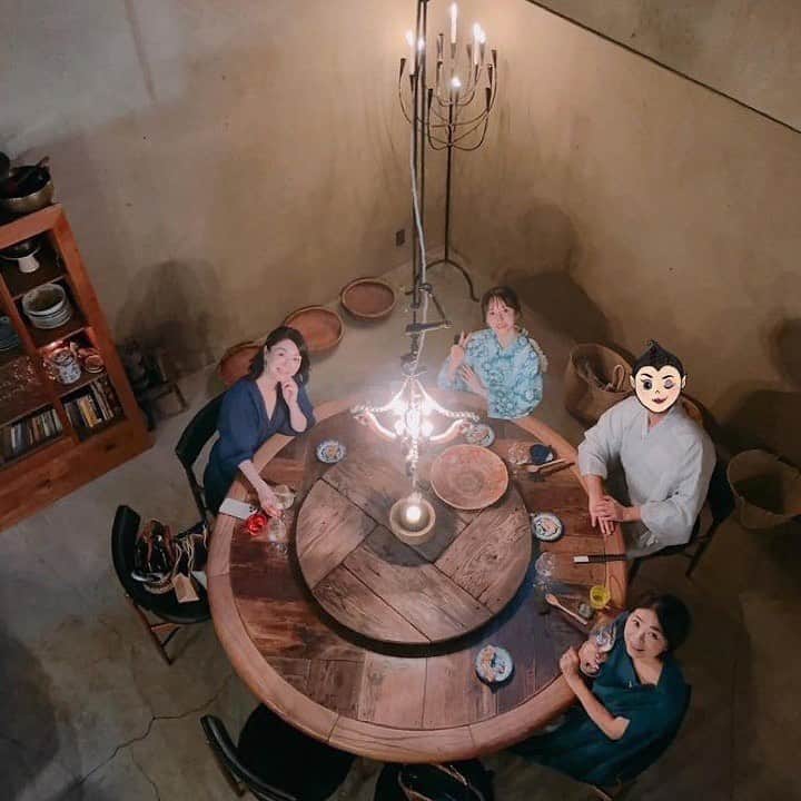 エリーのインスタグラム：「京都でお食事会🍽️  元々大ファン+今女性の為の漢方講座を受けているので 私の師でもある堀ママ @hori_mama_   先月インスタliveにゲストで呼んでいただいたあと 今度お食事しましょう〜！とお誘いいただいて、 先週ついにお会いできました🫶🏻  堀ママは想像より背が高くてスラッとされてて やはりお肌も綺麗で✨  ご一緒したのはこの日初めましての @chiaki.aoki.cafering ちあきさん  ちあきさんはcaferingというジュエリーをされてる方で (ジュエリーも素敵なのー！) 気さくで初めまして感も全くなくて一瞬で大好きに☺️  二度目ましての @miyofukui みよさんはメイクの講師されてたり、私も愛用してるメイクブラシ( @poaibeauty )など 開発されてる方。みよさんも気さくで気取ってない素敵な方で☺️  皆さん品があって穏やかで笑顔が多くて、なんだか学生の時に 年上のお姉さまに憧れたあの感覚を久々に味わいましたw  二拠点生活への憧れも増しまして‥🫶🏻  @farmoon_kyoto さんのお料理も全部美味しかった😍 昼間はカフェで、夜は予約するとディナーも食べられるみたいなのでぜひ行ってみてね！お店の雰囲気も素敵で落ち着くよ❤️」