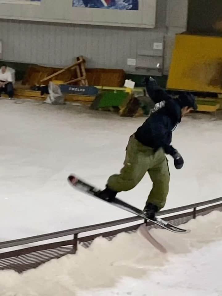 飛田流輝のインスタグラム：「switch  training🤞🦎⛄️  @snova.shinyokohama  @volcomjapan #volcomjapan  @willraise_official #willraise  #snowboad #snowboarding #スノーボード」