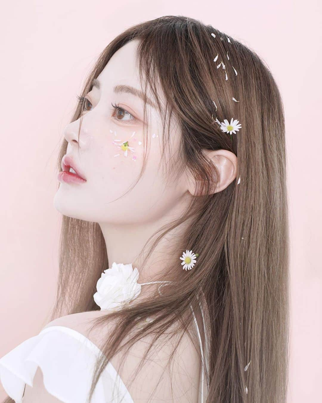 キム・チョンアのインスタグラム：「오랜만에 프로필🌸  #산호맨숀 #프로필사진 #증명사진」