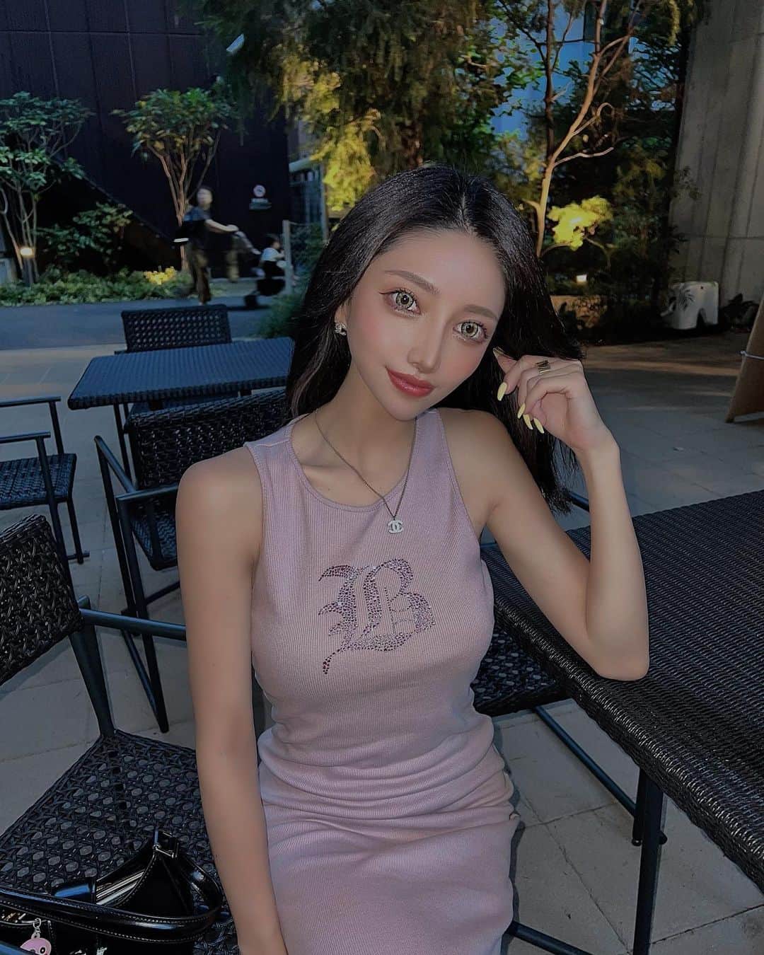 RINAのインスタグラム：「_  夏で露出も増えるからバストケアについての 質問がたくさん来てたから答えるね☁️  前にもストーリーで伝えた事あるけど 私はViageのナイトブラ愛用してる✨  使い始めてから、形が綺麗になったし バストアップもした気がする🥹💖  @rinya_official ↑ハイライトのリンクからが 1番お得に買えるから見てみてね！  Viageは着け心地も最高だから 簡単に続けやすいよ😎  色が14種類あってめちゃくちゃ可愛い色がいっぱいある🩷  サイズもS〜LLまで6サイズあるから 胸が小さい人も大きい人もピッタリで 可愛いブラを見つけられると思う！ 是非、バストケア始めてみてね😌🩷  #viage#ナイトブラ#海#ビーチ#バストケア#ad」